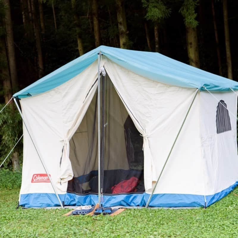 キャンプ情報サイト［ランタン］さんのインスタグラム写真 - (キャンプ情報サイト［ランタン］Instagram)「CAMP SMILE STYLE ／ コールマンのオアシステント、 ヴィンテージアイテムで サイトコーディネート ＼ いろんなキャンパーのキャンプスタイルを現地取材と一般キャンパーからの投稿で数多く掲載してます。 . . 詳しくは @lantern.camp  webサイトをご覧ください . . #camp #camping #outdoor #travel #trip #lantern_smile #nature #キャンプ #キャンプ用品 #アウトドア #テント #自然 #旅行 #キャンプ初心者  #キャンプ好きな人と繋がりたい #ハイマート佐仲 #コールマン #オアシステント #タトンカタープ #スチールベルトクーラー #ファミリーキャンプ #ファミキャン」10月10日 17時49分 - lantern.camp
