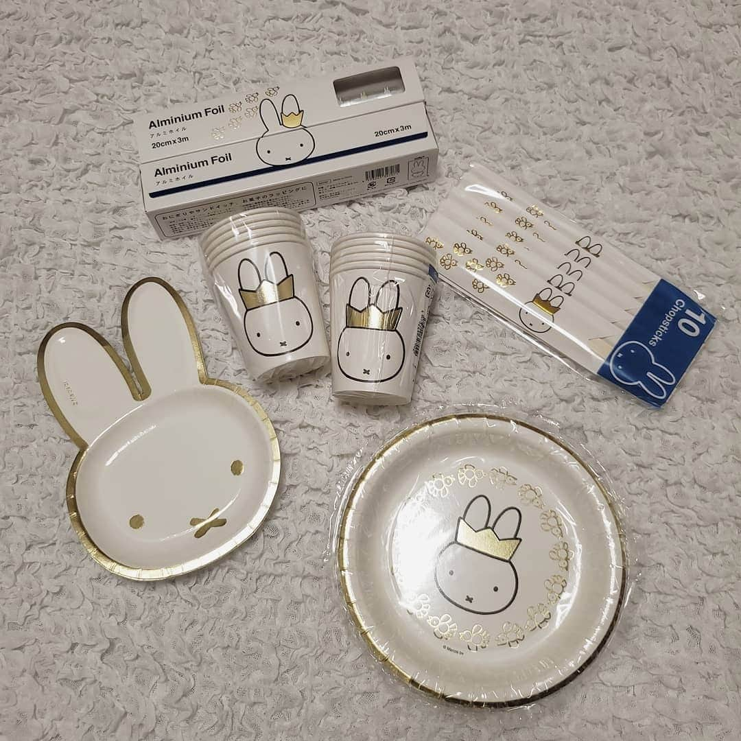 RiLiさんのインスタグラム写真 - (RiLiInstagram)「ついにコラボ🐰🍽【ダイソー×ミッフィーのペーパーアイテム】 ..... ダイソーとミッフィーコラボ🐰🍽【ダイソー×ミッフィーのペーパーアイテム】�がかわいすぎて早くも話題😳💞 紙皿や紙コップ、フォークに割り箸など…おうちカフェやピクニックにもってこいのアイテムがたくさん🥪🍔🌭ついつい買いすぎちゃうって子も🤭 これでおうちでも簡単にミッフィーカフェが🐇☕品薄している店舗もあるみたいだから急いで近くのダイソーへ🏃♀🏃♀🏃♀ ❣ ❣ ❣ ❣ ❣ サイトやSNSで掲載させていただくお写真募集中😘📸 かわいいコーデやアイテム、注目スポットなどが撮れたら、ハッシュタグ→#rili_tokyo  を付けて投稿❗ ． Special Thanks💋 Photo by @saya_iii @emirigram_7 @tara___supa @mikorinmiii @ss___1687 @i_tk89 @fancy___kumasan @__.uka @y__68.j ． #秋 #秋コーデ #daiso #ダイソー #ミッフィー #ペーパーアイテム #紙皿 #紙コップ #100均 #100均一 #ピクニックグッズ #コラボグッズ  #くすみカラーコーデ #消えそうな色コーデ  #ブラウンコーデ #ベージュコーデ  #ワントーンコーデ #シンプルコーデ  #カジュアルコーデ #ガーリーコーデ #置き画 #置き画くら #コーデ #コーディネート #RiLi  #おしゃれさんと繋がりたい #お洒落さんと繋がりたい #ファッション #패션스타그램」10月10日 18時00分 - rili.tokyo