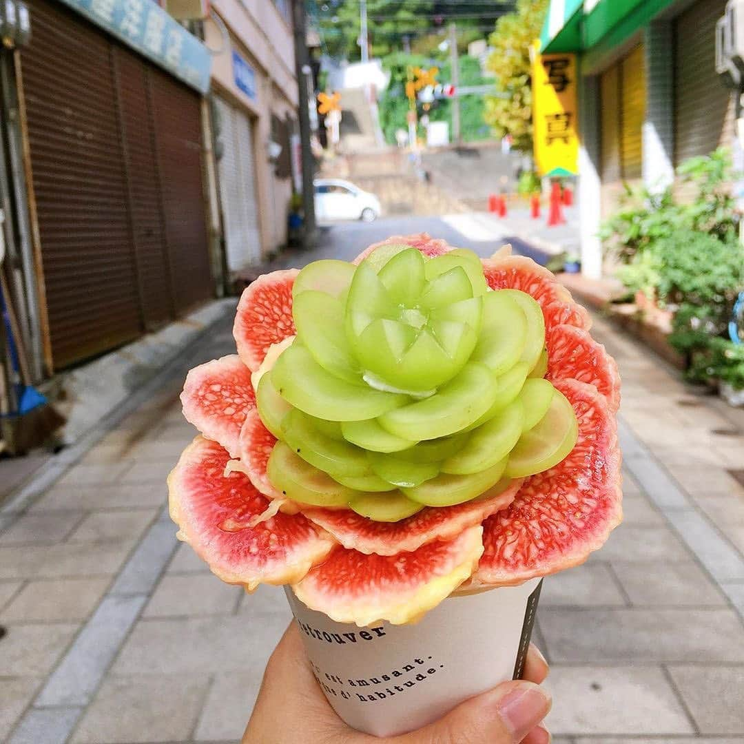 LeTRONC ルトロンさんのインスタグラム写真 - (LeTRONC ルトロンInstagram)「【エタニティ / 広島・尾道】﻿ .﻿ 広島県の尾道商店街にあるクレープ専門店「エタニティ」🍴﻿ ﻿ フルーツやトッピングを自分で決めるカスタム形式のお店で、注文を受けてから1つ1つ丁寧に作ってくれます✨﻿ フルーツも2倍、3倍とボリュームまでカスタム可能！今ならイチジクやシャインマスカットなどの旬なフルーツを思う存分堪能できます🍇🍐﻿ ﻿ 仕上がりはまるでブーケのように美しいと大評判👏💕尾道散策のお供にいかがですか？﻿ ﻿ ぜひ味わいに行ってみてくださいね😋﻿ .﻿ 📍広島県尾道市土堂2-2-14﻿ .﻿ 📷写真・情報提供：@mait_1208さん﻿ 素敵な投稿をありがとうございます✨﻿ .﻿ \ 一緒にルトロンInstagramを盛り上げませんか？🙋‍♀️ /﻿ #ルトロン で素敵なおでかけ体験をシェアしてくれる方を大募集しています♪投稿内容は、Instagramで紹介させていただきます☺️﻿ .﻿ ルトロンのアプリはAppStore、GooglePlay「ルトロン」で検索！﻿ .﻿ ﻿ #letronc #japanese_food #エタニティ #クレープ #Crepe #イチジク #シャインマスカット #スイーツ #スイーツ部 #スイーツ巡り #スイーツ好きな人と繋がりたい #インスタ映え #インスタ映えスイーツ #広島カフェ #尾道カフェ #cafe #カフェ #カフェ部 #カフェ巡り #カフェ好き #カフェ散歩 #カフェスタグラム #カフェ好きな人と繋がりたい #広島グルメ #尾道グルメ #instafood #카페스타그램 #秋の味覚 #食欲の秋」10月10日 17時52分 - letronc.m