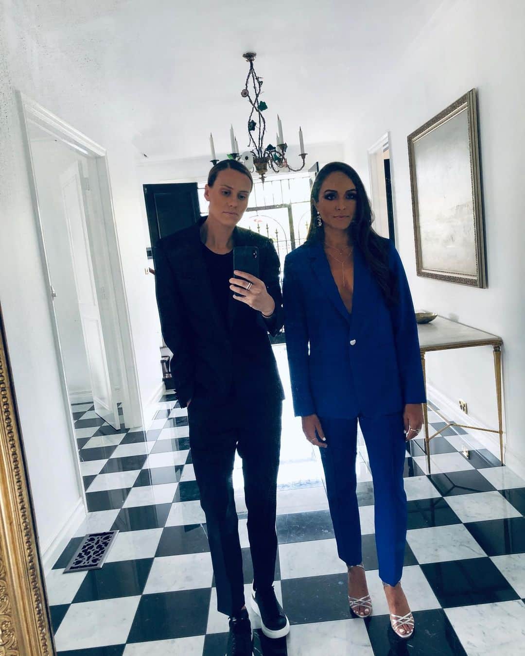 エミリー・バン エグモンドのインスタグラム：「Date night 🖤」