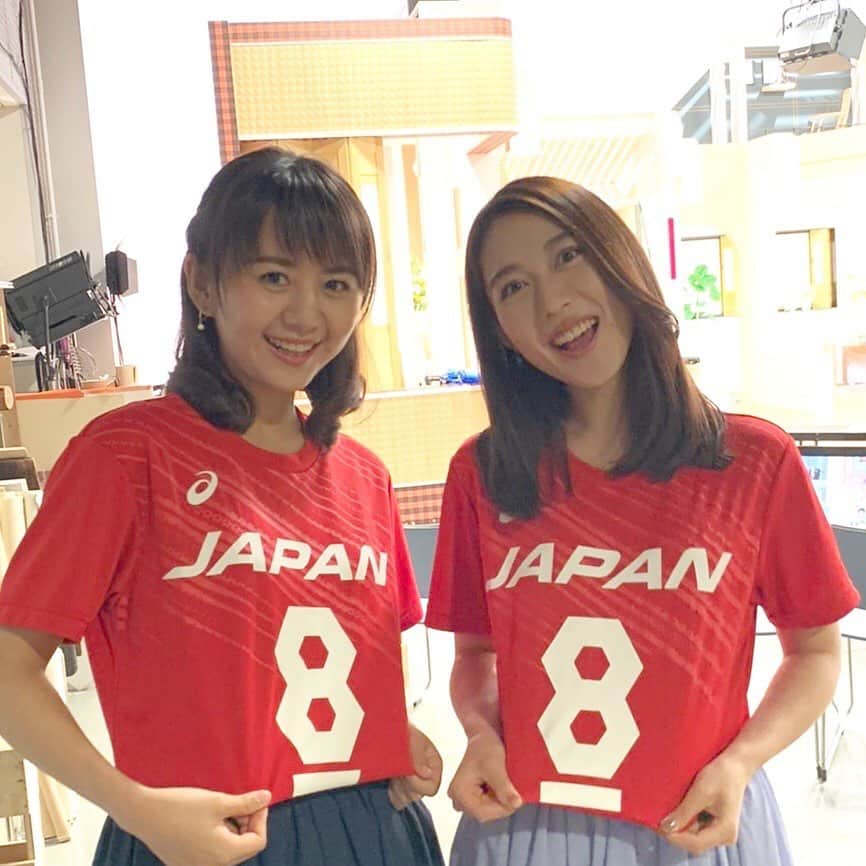 石野智子のインスタグラム：「🐝 「みちゅバチのよーーーく見てッ！」👀 .  #ワールドカップバレー 期間中は ユニフォームを着ています🏐❤️ 今夜も応援しましょう💪 . .  #UHB #北海道文化放送 #アナウンサー #ワールドカップバレー2019 #日本代表 #ユニフォーム #スタジオ #アナウンサー衣装 #うまく改行できない」