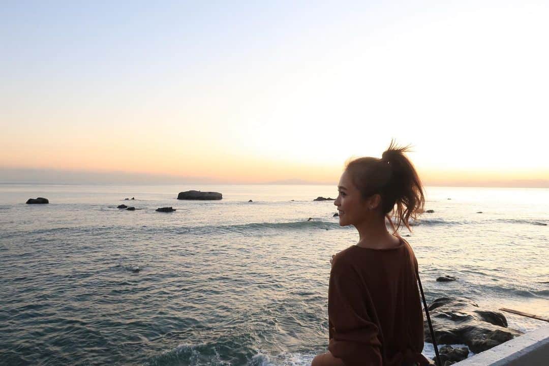 Risako Yamamotoさんのインスタグラム写真 - (Risako YamamotoInstagram)「24時間どの時間も素敵な場所♡ ・ ・ 葉山に連れてきてもらって、海が更に好きになりました♡😌🌊 いつか、波の音が聞こえる所に住みたい！♡🐳 ・ ・ #葉山 #oceanview #rosymonster #shinzone」10月10日 18時03分 - risako_yamamoto