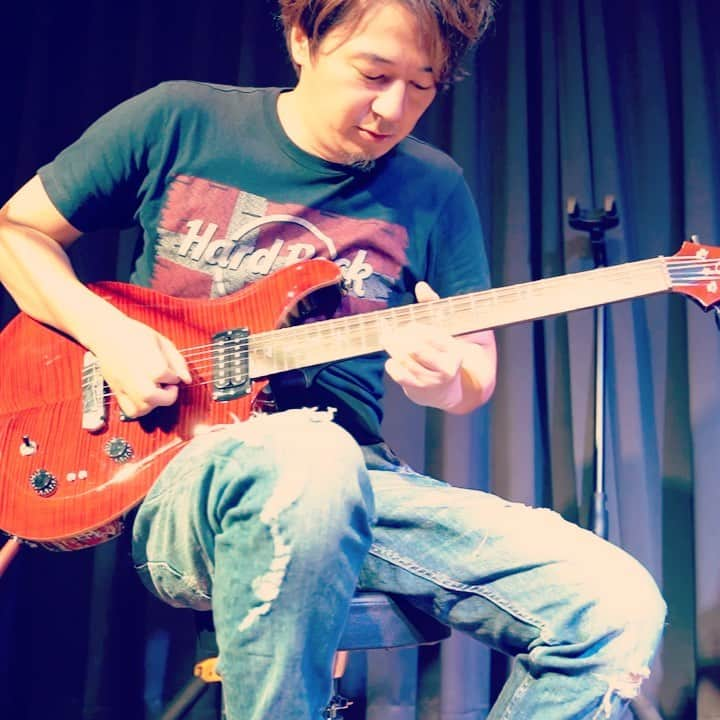 井上裕治のインスタグラム：「10.5のKemper Stage イベントでのインプロソロ🎸🤪 #kemper #kemperstage  #guitar  #music  #dtm  #prs  #paulreedsmith  #composer  #player  #awesome  #good  #nice  #love  #smile  #lickwars #talentedmusicans」