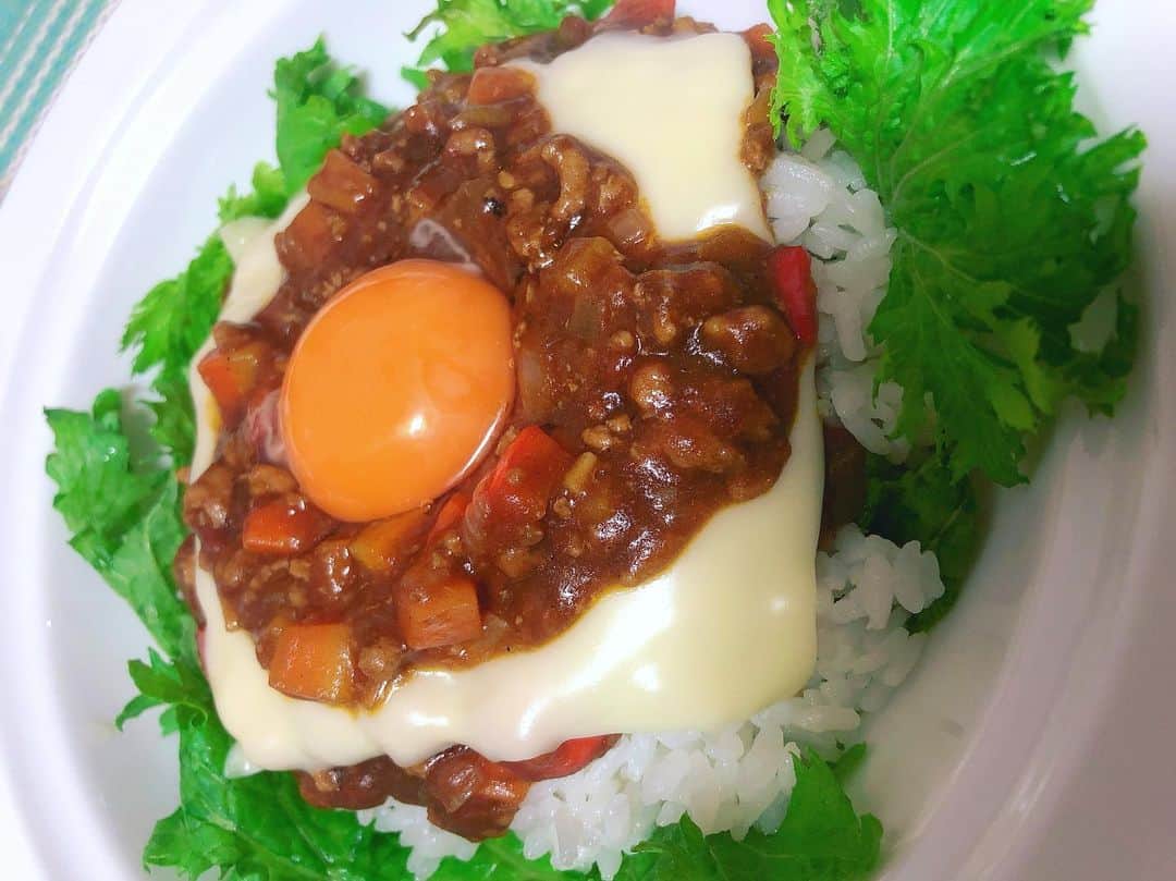 有馬綾香のインスタグラム：「キーマカレー的な何かを作りました。 ビールと頂くと50億満点👰  #カレー #キーマカレー #手作り #とろけるチーズ #卵黄 #わさび菜」