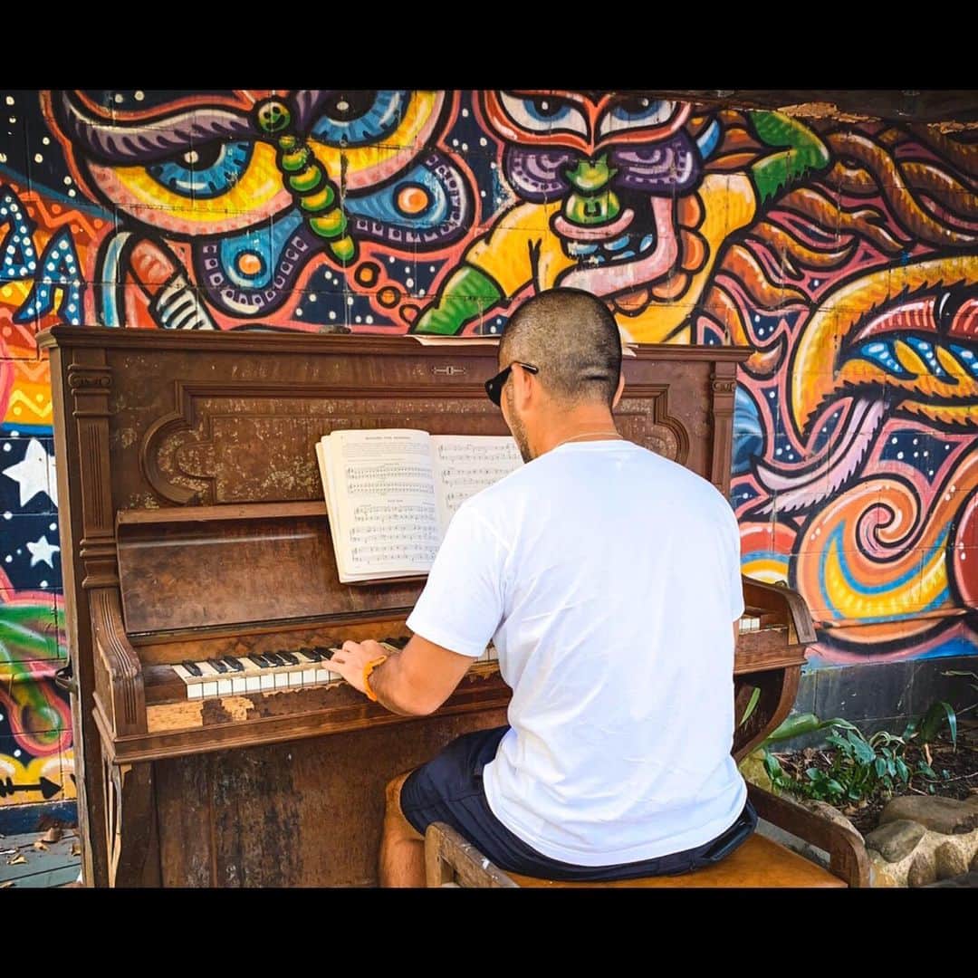 大蔵さんのインスタグラム写真 - (大蔵Instagram)「世界遺産キュランダの町からピアノマン🎹 ちなみにピアノは弾けるハゲージョエル… ドモアリガット🤙🏽 . Here is Kuranda registered as a World Heritage🇦🇺 Actually i can play the piano. i might show it everyone someday... @veltra_official  #ケツメイシ #KTM #大蔵 #daizo #australia #cairns #travel #kuranda #wallart #MazurkaとBnhemianRhapsodyを弾いてるつもり #いつかピアノ披露する日が来るとか来ないとか😁 #雰囲気あるピアノ売ってちょうだ〜い♪」10月10日 18時20分 - ketsume_daizo