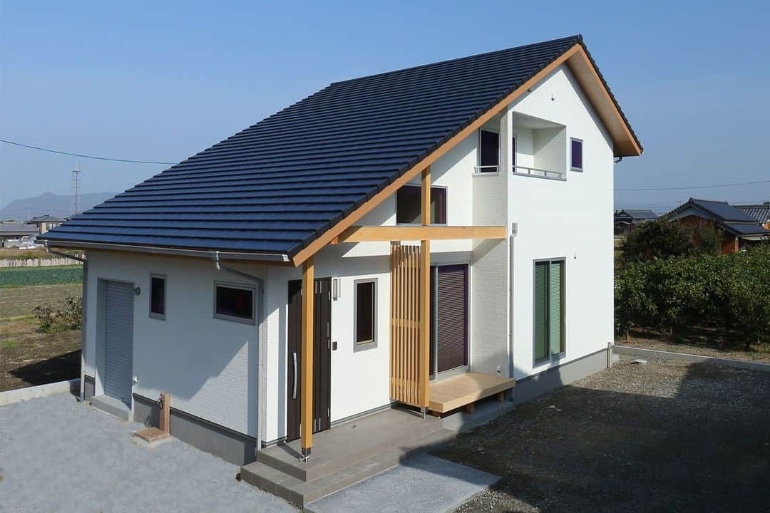 OKOCHI STYLE(香川県) さんのインスタグラム写真 - (OKOCHI STYLE(香川県) Instagram)「【大屋根】と【木の格子】のバランスが良い外観。﻿ 時代が流れても、美しく風景に溶け込む家です。﻿ ﻿ Instagramで紹介した写真は、下のプロフィールをご覧ください♪﻿ ーーーーーーーーー﻿ @okochi.komuten ﻿ ーーーーーーーーー﻿ ﻿ 資料請求専用インスタ始めました！﻿ 家づくりの資料請求はこちらから⬇️﻿ ーーーーーーーー﻿ @request_ok﻿ ーーーーーーーー﻿ ﻿ 街角リゾート木きん堂倶楽部のインスタもご覧ください(カフェ&ギャラリー情報)🌟﻿ ーーーーーーーーー﻿ @mokkindou.cafe ﻿ ーーーーーーーーー﻿ ﻿ 大河内工務店HPのURLはこちら⬇️﻿ https://www.okochi.co.jp﻿ ﻿ #工務店だからつくれる家 #外観 #施工事例 #和モダンの家 #無垢 #自然素材 #住宅 #木の家 #工務店 #建築 #設計 #自由設計 #注文住宅 #香川の家 #新築 #一戸建て #注文住宅新築 #施工事例 #暮らしを楽しむ #家 #家づくり #おしゃれな家 #マイホーム #マイホーム計画 #住宅 #香川の工務店 #baum_kagawa #木きん堂 #香川県 #大河内工務店﻿ ﻿」10月10日 18時27分 - okochi.komuten