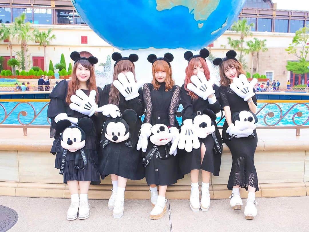 のインスタグラム：「ㅤ ㅤ Mickey girls 🐭🖤 ㅤ ㅤ ㅤ ミッキーリュック こうやって持つと生首感すごい🤣笑 ㅤ ㅤ ㅤ ㅤㅤㅤ ㅤ  ㅤ photo by @hirokipecora 📸🐏 ㅤㅤㅤㅤ ひろきさんいつも素敵な写真 ありがとうございます🥰 ㅤ ㅤ ㅤ ㅤ ㅤ ㅤ #あやかなめぐやぎぽん ㅤㅤㅤㅤ #kana_disney ㅤㅤㅤㅤ #東京ディズニーシー #ディズニーシー #東京ディズニーリゾート #アクアスフィア #ミッキーコーデ #マウジー #ミッキーリュック #ミッキーバウンド #ディズニーバウンド #ミッキーグローブ #ブラックコーデ #tokyodisneysea #tds #tokyodisneyresort #tdr #mickeybound #disneybound #moussy」