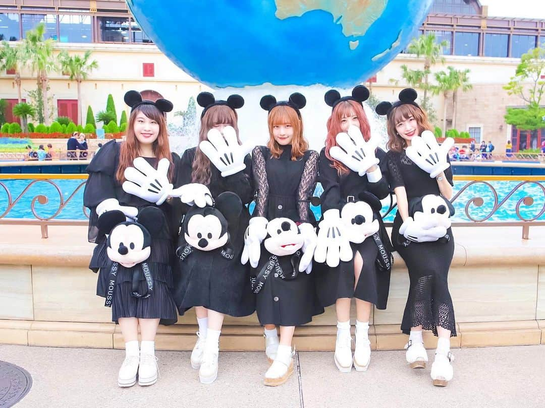 Kanaさんのインスタグラム写真 - (KanaInstagram)「ㅤ ㅤ Mickey girls 🐭🖤 ㅤ ㅤ ㅤ ミッキーリュック こうやって持つと生首感すごい🤣笑 ㅤ ㅤ ㅤ ㅤㅤㅤ ㅤ  ㅤ photo by @hirokipecora 📸🐏 ㅤㅤㅤㅤ ひろきさんいつも素敵な写真 ありがとうございます🥰 ㅤ ㅤ ㅤ ㅤ ㅤ ㅤ #あやかなめぐやぎぽん ㅤㅤㅤㅤ #kana_disney ㅤㅤㅤㅤ #東京ディズニーシー #ディズニーシー #東京ディズニーリゾート #アクアスフィア #ミッキーコーデ #マウジー #ミッキーリュック #ミッキーバウンド #ディズニーバウンド #ミッキーグローブ #ブラックコーデ #tokyodisneysea #tds #tokyodisneyresort #tdr #mickeybound #disneybound #moussy」10月10日 18時31分 - kalnnas2