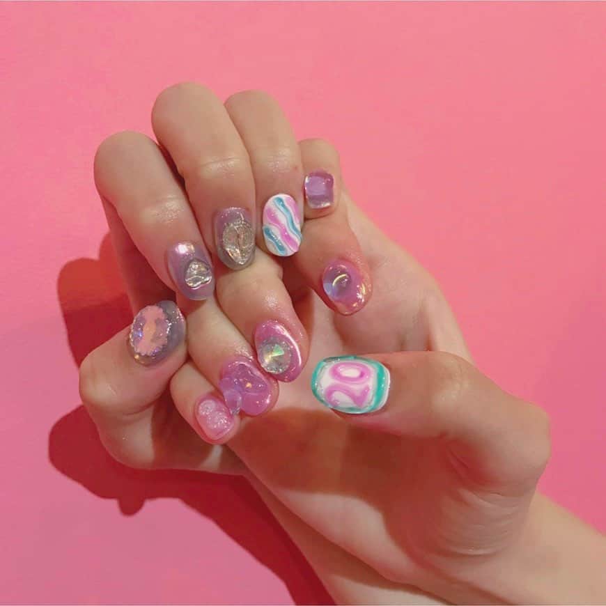 のインスタグラム：「【UNI-NAIL💅🏼】﻿ ネイル好きのELLEgirl UNI creatorがこだわりのネイルデザインをご紹介する「UNI-NAIL」💅🏼サロン派もセルフ派も是非参考にしてみて！👀﻿ ﻿ 💁🏻‍♀️サロンネイル派 ぷるこ(@prukousagi )﻿ ﻿ ①今までのネイルで1番お気に入りのデザイン！20歳のバースデーを記念したネイルです🧁好きなモチーフやカラーなど、細かいところまで全部思い通りにしてもらい、最高のネイルになりました✨このネイルにしていた時期は、隙あらば自分の爪を眺めてたほど😂﻿ ﻿ ②スカルプで長さを出して、ホワイトのファイヤーをオン🔥強いデザインのネイルは自分にパワーを与えてくれるので、踏ん張りたい時にによくお願いしています💪﻿ ﻿ ③レモンイエローと蝶々🦋のキュートなネイルは、淡いカラーのコーディネートと相性抜群🌸﻿ ﻿ ④ピーチピンクとホワイトのネイル🍑シンプルなネイルデザインも好きです！﻿ ﻿ ⑤クリアなピンクの中にワイヤーでおっぱいとおしりのモチーフを入れてもらったちょっとセクシーなネイル💅﻿ ﻿ ﻿ 《INFORMATION》﻿ ぷるこちゃんの行きつけサロン💅🏼﻿ 「private salon TETTY」﻿ @yuca_814﻿ 📍下北沢﻿ 💁🏻‍♀️担当:YUKAさん﻿ ﻿ ﻿ #ELLEgirl #uninail #ネイルギャラリー #ネイルデザイン #ネイルデザイン2019 #ネイルデザイン秋 #ネイルサロン #ネイルサロン東京 #バースデーネイル #ポップネイル #スカルプネイル #ホワイトネイル #イエローネイル #蝶々ネイル #ピンクネイル #ピンクネイルデザイン #ラインストーンネイル #ワイヤーネイル #ユニークネイル #ジェルネイルデザイン #下北沢ネイルサロン #ぷっくりネイル #ぷくぷくネイル #カラフルネイル #シンプルネイルデザイン #シンプルネイル #ellegirlbeauty #ellegirlnail #ellegirluninail #ellegirluni」