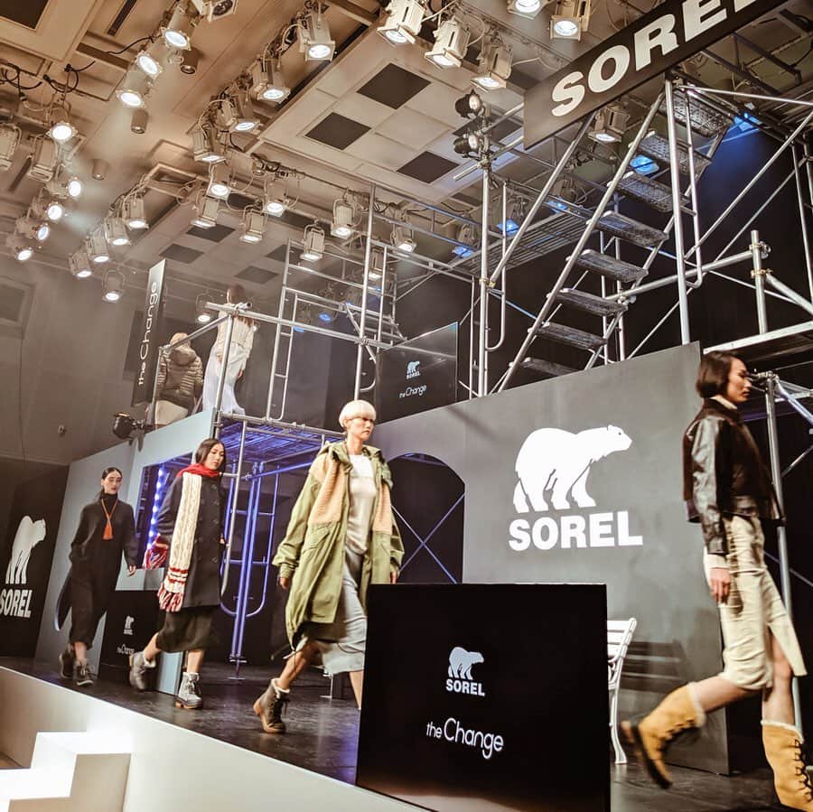 高園あずささんのインスタグラム写真 - (高園あずさInstagram)「世界中で知られるSORELの 日本初となるショーにお招き頂き行ってきました👣  SOREL  2019 F/W Collection Showは' The Change 'がテーマ。 アウトドアブーツの印象から町中でも履けるファッション性を兼ね備えたブーツブランドに！  ブランド創設から50年以上。 長く愛されるブランドとして単純に尊敬します✨  日本でも新宿ルミネ2にPOP-UP STOREを出店しているとのことで是非✔︎ #thechange_sorel #sorel #fashion #fashionshow #p r #japan #日本初 #ブーツ #アウトドア」10月10日 18時36分 - azusa_takazono