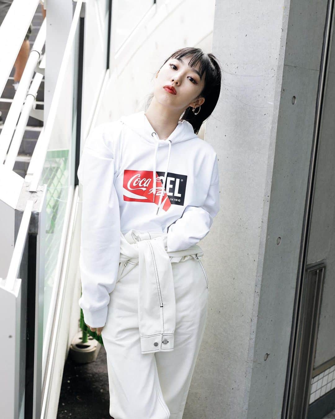 Droptokyoさんのインスタグラム写真 - (DroptokyoInstagram)「TOKYO STREET STYLE Name: @shigetome.manami.official  Hoodie: @diesel × @cocacola  #DieselxCocaCola#TheREcollection#pr #droptokyo#tokyo#japan#streetscene#streetfashion#streetwear#streetculture#fashion Photography: @dai.yamashiro  Styling: @raikatanakakana  Hair&Make-up: @ken_nagasaka」10月10日 18時40分 - drop_tokyo