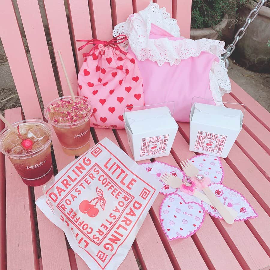 エリンコさんのインスタグラム写真 - (エリンコInstagram)「💓💞💖🍒💖💞💕 . のんびりとした休日になみこしゃんと ゆったりピクニックランチしたよ🎀 . 可愛いすぎる空間ーーー💓 . @littledarling_coffeeroasters . #ピクニック #pink #ピンク #可愛い #乃木坂カフェ #えりんこカフェ巡り　#littledarlingcoffeeroasters」10月10日 18時45分 - erinko0315
