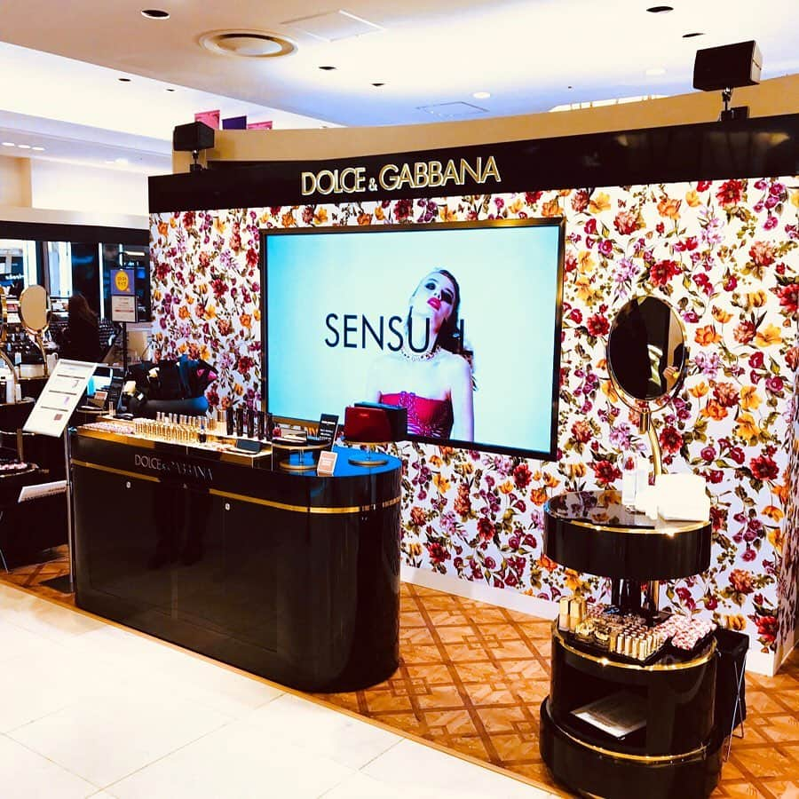 HANKYU.MODEさんのインスタグラム写真 - (HANKYU.MODEInstagram)「DOLCE&GABBANA MAKE UP PROMOTION Until 10/15 At 2F Promotion Space21 詳しくはプロフィールURLをチェック！ #Hankyu #HANKYUMODE #umedahankyu #阪急うめだ本店 #うめだ阪急 #阪急百貨店 #osaka #umeda #mode #DOLCE&GABBANA #dgbeauty #ドルチェアンドガッバーナビューティ #日本上陸」10月10日 18時47分 - hankyumode