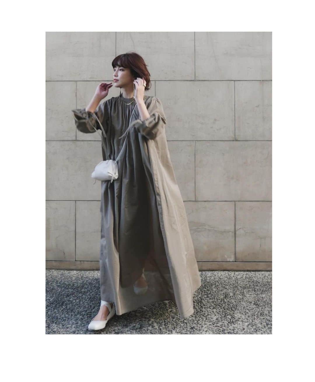 JUNNAのインスタグラム：「@etretokyo  今夜19時より新作発売。 20時からは @etretokyo にてライブ配信です😌  触りの柔らかいシャンブレー生地のワンピース。 ギャザーたーっぷりのデザインですが驚くほど軽い...！！ ご自宅で手洗いによる洗濯が可能なドレスなのでカジュアルにスニーカーやバレエシューズを合わせて気軽に楽しんでいただきたいな。 この上からニットガウンを合わせたりしても可愛い...。 ・ ・ ・ DRESS/ #シャンブレーローンギャザーワンピース shoes/ #ストラップバレエシューズ  shoes/ #エトレニーハイブーツ pochette/ #BottegaVeneta  #etretokyo #junna👠 #156cm #2019etreAW #bottegavenetabag#bottegavenetathepouch #ボッテガ #ボッテガヴェネタ#エトレのバレエ」