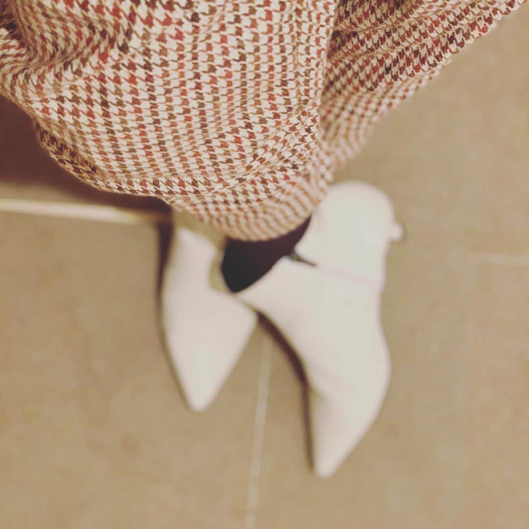 joujouのインスタグラム：「family birthday present🧡  ヒラカと、ミギーからは、White boots！！ 今年絶対買おうと思っていたから うれし〜 👠ヒールの高さも良し❤️🧡 #marian @isle_kobe  母からは、お手紙！！ そしてわたしもお返事を。 やっぱり手紙嬉しい😃 普段言えないことも心を込めて伝えられる日。 めんどくさいし、プレゼント買えばいいっかと思いがちだけど、 1番手紙が嬉しかったりするんだよね！ そういう家庭でよかった🧡 #父の教え  でーーもーーー いつも現金でくれる母のプレゼントがどうしようもなくわたしに合わない bagでして… #しかもリバーシブル  来年からはぜひ現金でお願い！！笑笑 これは、飾ります…」