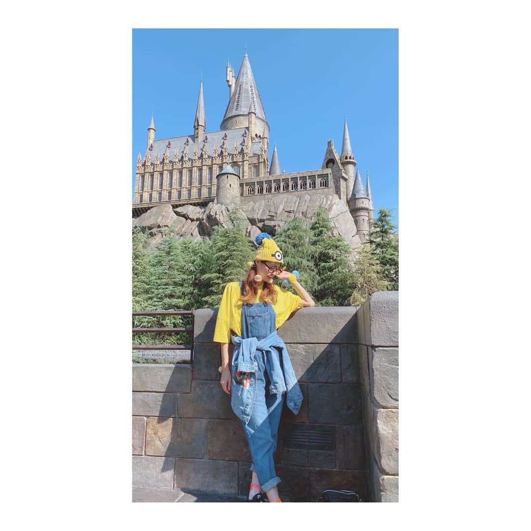 夢月せらのインスタグラム：「みーほとユニバ💖  数回しか行ったことないって言うから、強行スケジュールを組みありとあらゆるものを回りました。 時間限られてた中よく回った笑  そしてこれまたみーほたっての希望でミニオンコーデ❤ 現地調達バンザイ🙋  行けてよかった〜 楽しかった〜( ⸝⸝⸝¯ ¯⸝⸝⸝ )♡ Rat Tat Tatダンス最高に楽しかったー😂💖 仕事戻るの辛かった。笑  ちゃんちゃん❤」