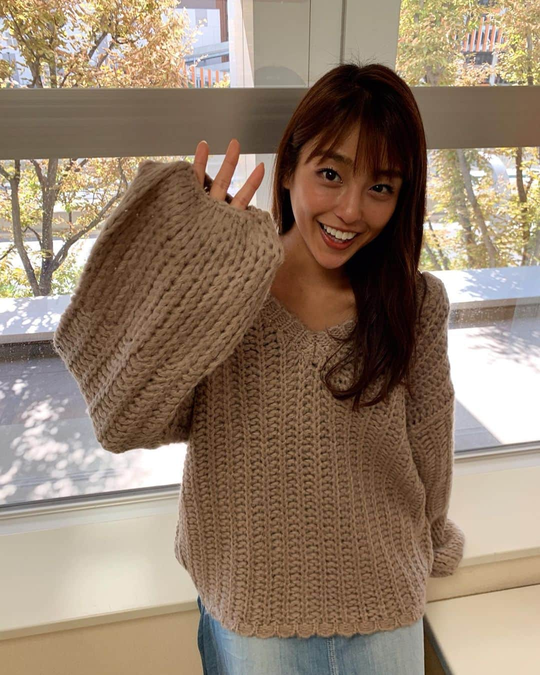 岡副麻希さんのインスタグラム写真 - (岡副麻希Instagram)「🍁﻿ こんばんは！﻿ そろそろ#ニット が活躍する季節☺️💓💓﻿ ざっくり着られるからだいすき！﻿ #秋カラー#totheseahawaii ﻿ ﻿ そんな今夜も22時から﻿ 【#アッパレやってまーす】#MBSラジオ﻿ #やる木#radiko﻿ ﻿ よろしくお願いします🥳♩﻿ ﻿ ﻿ 台風が心配な週末ですね。😣﻿ 最新情報を確認しつつ、お互い備えましょう！」10月10日 18時56分 - maki_okazoe_official