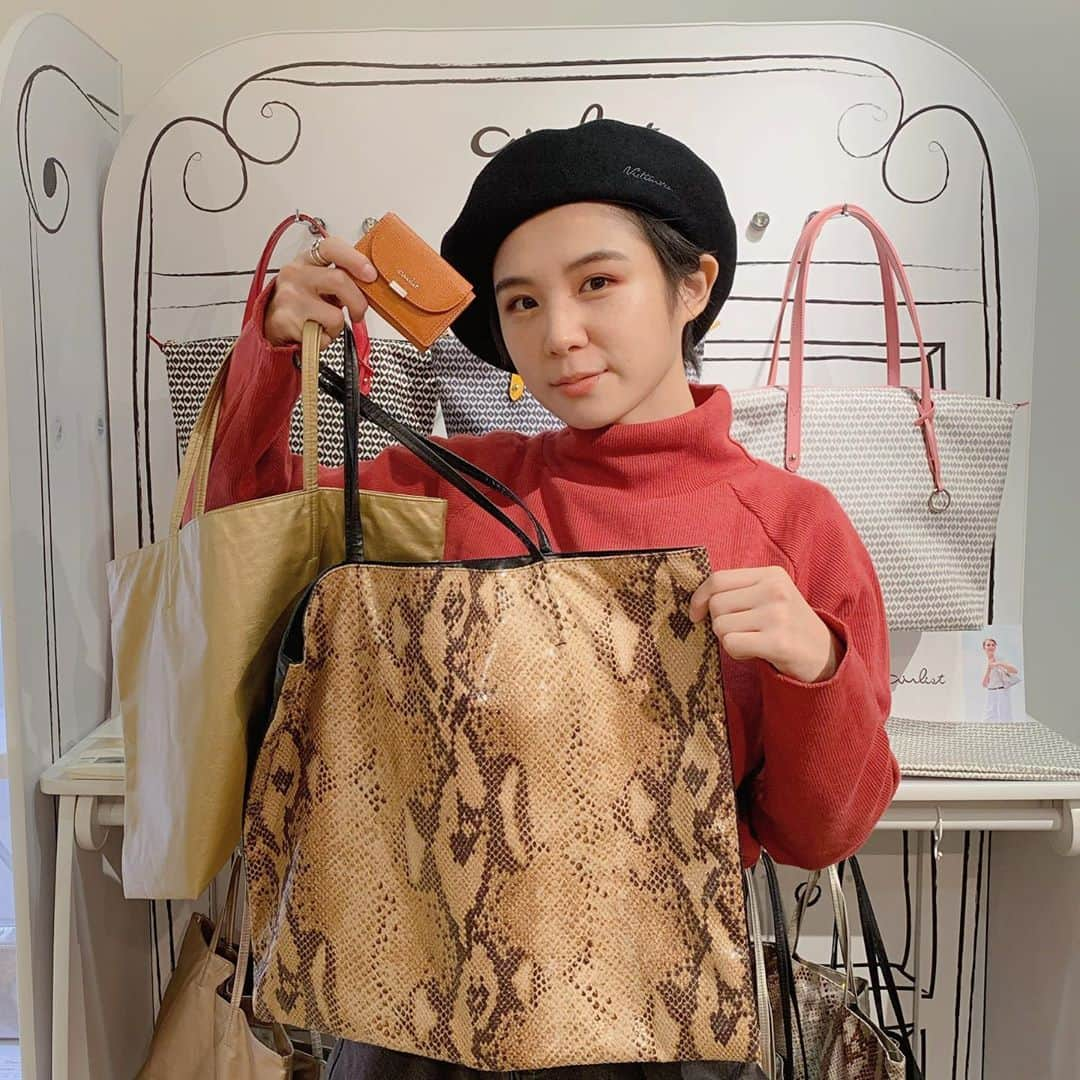 光永さんのインスタグラム写真 - (光永Instagram)「AJIOKA. 2020SS 展示会にお邪魔してきました👜👛 @airlist_official のミニ財布を使ってるんですけど、他にも隅々まで可愛くて美しいだらけでした🥺✨ . トート系にも魅了されました。 何を注文したかはお楽しみに🥺🛍 . . #AJIOKA #airlist #2020ss #展示会」10月10日 19時00分 - hinata_official__