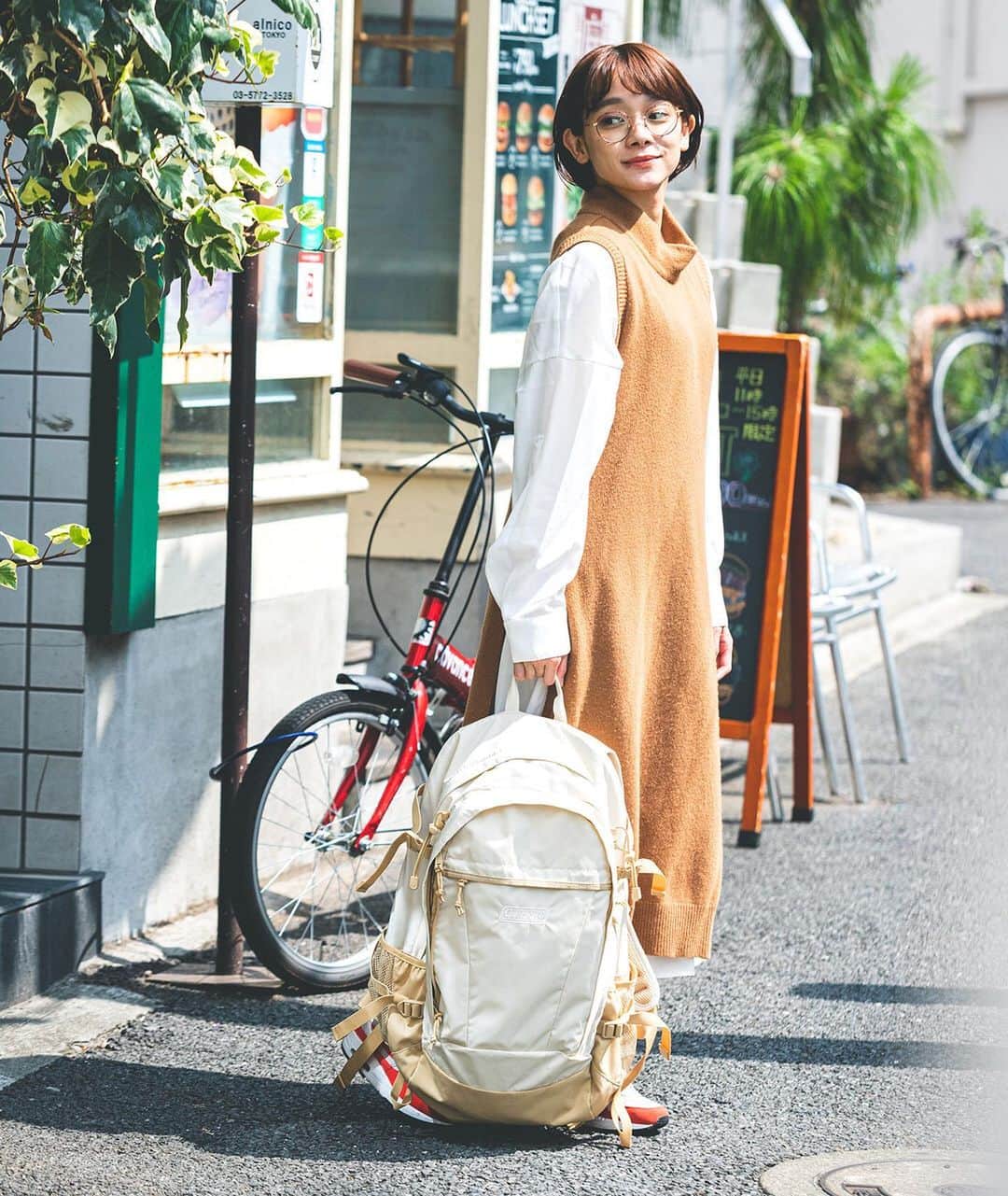 Coleman Japanのインスタグラム：「＼ナチュラルカラーが秋にハマる！／ 発売以来、大人気のコールマンのバックパック「WALKER シリーズ」。人気のヒミツは、機能的だけでなく豊富なカラーバリエーション！ ・ ナチュラルカラーの“デザートサンド”で、秋のコーデ🍁を楽しもう😉 ・ ・ 🎒#私のコールマン 大募集🎒 コールマンのバッグを取り入れた、あなたのスタイルをぜひ教えてください🤗 #私のコールマン を付けて投稿して頂いた中から素敵なお写真は、コールマン公式SNSでご紹介させて頂きます♪ ・ ・ ・ @mer0217 @maaanyaka  #灯そうColeman #灯そうコールマン #灯そう #Coleman #コールマン #Backpack #バックパック #Rucksack #リュックサック #リュック #Daypack #デイパック #リュック女子 #WALKERシリーズ #walker25 #walker33 #ウォーカー #ウォーカー25 #ウォーカー33 #コールマンリュック #merweb #mer」