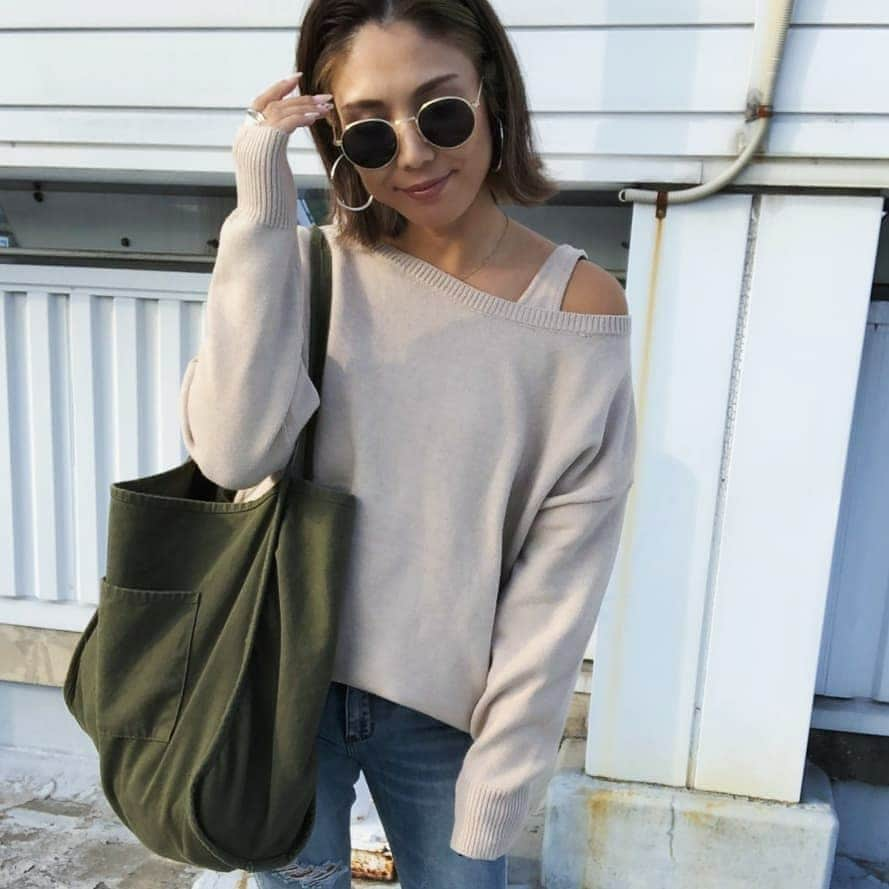 S E I K Oさんのインスタグラム写真 - (S E I K OInstagram)「✒ .  この前の☺ .  Knit/@azulbymoussy_official Denim/ovovo  Bag/zozo .  このニット AZUL BY MOUSSYので 2wayなんだー❤ .  ワンショルのニットタンクと セットになってるから それぞれに 着ても可愛いし ダブルで着ても可愛い👏 .  店舗とWEB STOREで 買えるよ☺ .  #AZULBYMOUSSY  #AZUL_PR  #秋服#秋コーデ#秋ファッション#着回し#着回しコーデ#カジュアル#シンプル#シンプルコーデ#ママコーデ#ママファッション#プチプラ#プチプラコーデ」10月10日 19時04分 - seco_days