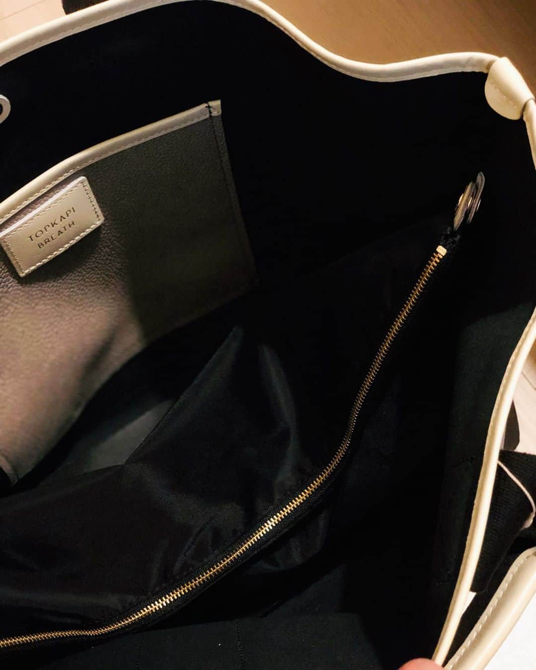 前田紀至子さんのインスタグラム写真 - (前田紀至子Instagram)「漸く10月らしい涼しさになって、秋の服が着られるのが嬉しい！（だけど台風には備えましょうね〜） ルジュール自信作のシャツドレスワンピースと共にヘビロテで持っている（Twitterでもほんのりバズった）TOPKAPIのバッグは、 ・A4書類余裕 ・チャック付きのポケット&仕分けポケットがある ・（明るめの色が良いので）汚れが気にならないネオレザー ・軽い の条件を満たしてくれるので「会議の日はヨレヨレの布トート持って現れる人」「プレスリリースを手持ちでふらっと帰る人」からの脱却に漸く成功しました。 チャック付きの内袋がナイロンなので、そこにタオルなど銭湯グッズを入れられるのも嬉しい！ 小ポケットにはお財布やルージュがぴったり入って、バッグの中で迷子にならずこれまた便利。グレージュの色味も可愛いし、なかなかお薦めの鞄です。 さらにTOPKAPIのInstagramをフォロー @topkapi_official するとホテル宿泊券が貰えるそう、そちらも是非チェックを。 #topkapi#トプカピ#topkapi_bag#PR」10月10日 19時15分 - ki45m