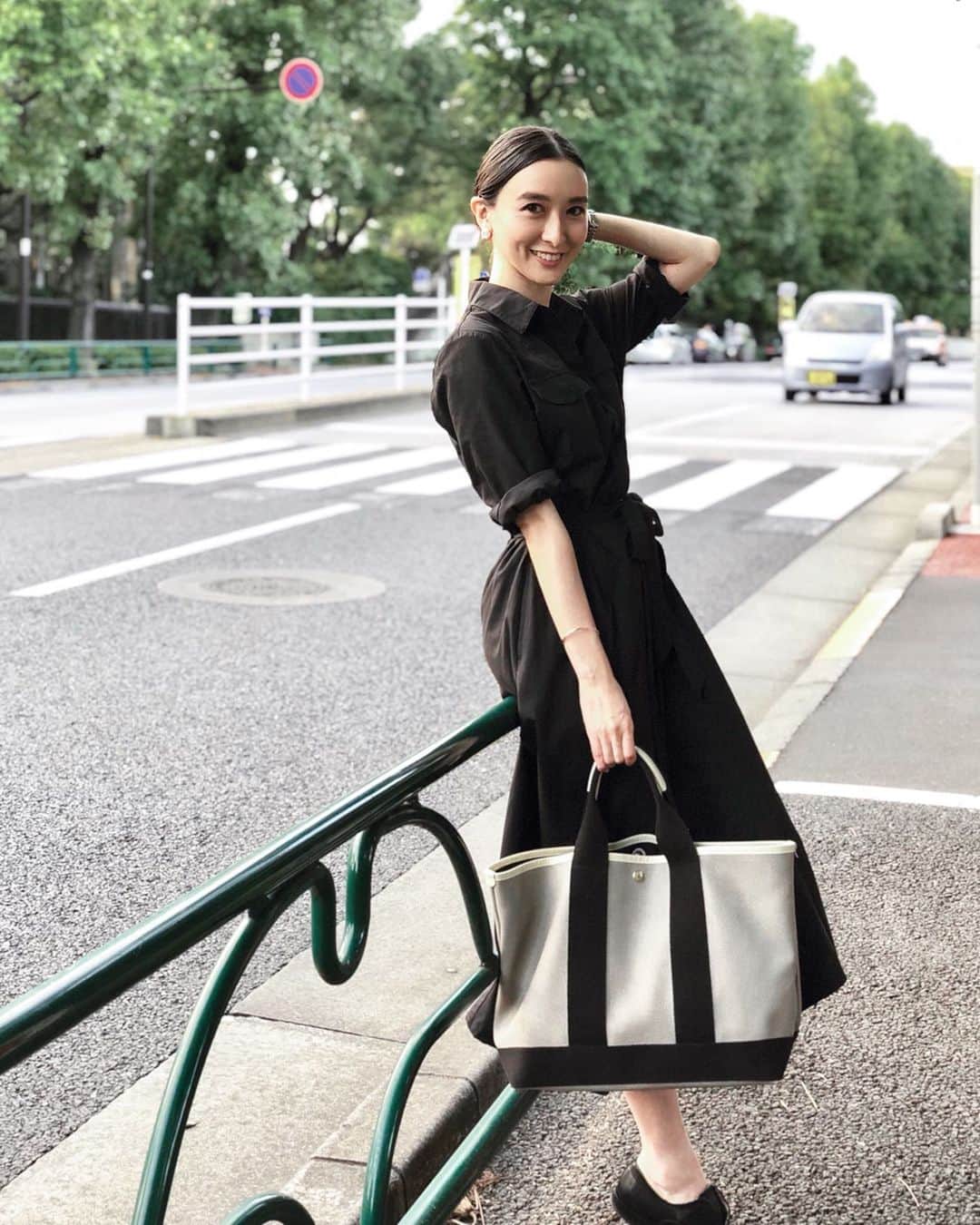 前田紀至子のインスタグラム：「漸く10月らしい涼しさになって、秋の服が着られるのが嬉しい！（だけど台風には備えましょうね〜） ルジュール自信作のシャツドレスワンピースと共にヘビロテで持っている（Twitterでもほんのりバズった）TOPKAPIのバッグは、 ・A4書類余裕 ・チャック付きのポケット&仕分けポケットがある ・（明るめの色が良いので）汚れが気にならないネオレザー ・軽い の条件を満たしてくれるので「会議の日はヨレヨレの布トート持って現れる人」「プレスリリースを手持ちでふらっと帰る人」からの脱却に漸く成功しました。 チャック付きの内袋がナイロンなので、そこにタオルなど銭湯グッズを入れられるのも嬉しい！ 小ポケットにはお財布やルージュがぴったり入って、バッグの中で迷子にならずこれまた便利。グレージュの色味も可愛いし、なかなかお薦めの鞄です。 さらにTOPKAPIのInstagramをフォロー @topkapi_official するとホテル宿泊券が貰えるそう、そちらも是非チェックを。 #topkapi#トプカピ#topkapi_bag#PR」