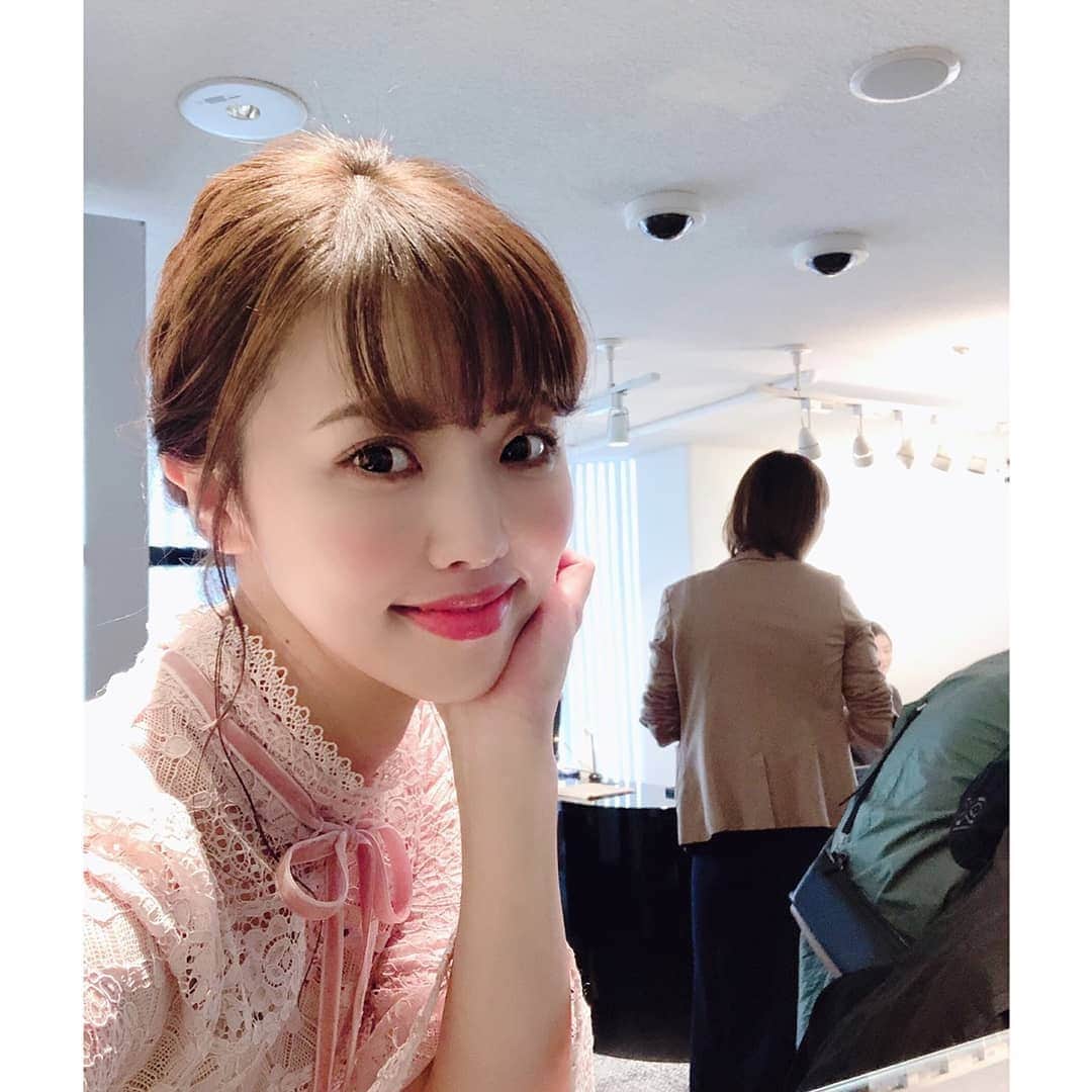 のインスタグラム：「秋だな〜って感じる風の季節になりましたねー🍃 . 今日の撮影はジュエリーショップで💍 キラッキラの#エンゲージリング ♡ . そう言えば先日ストーリーで 撮影での写真を載せたのですが、数人から 結婚おめでとうの言葉を頂いて（笑） . 今回のもリアルじゃないからビックリしないでね（笑）😂 . #撮影 #shooting #jewelry #ジュエリー #ゼクシィ #wedding #ヘアメイクさんが占い師 #占い結果楽しみにしてます #happy」