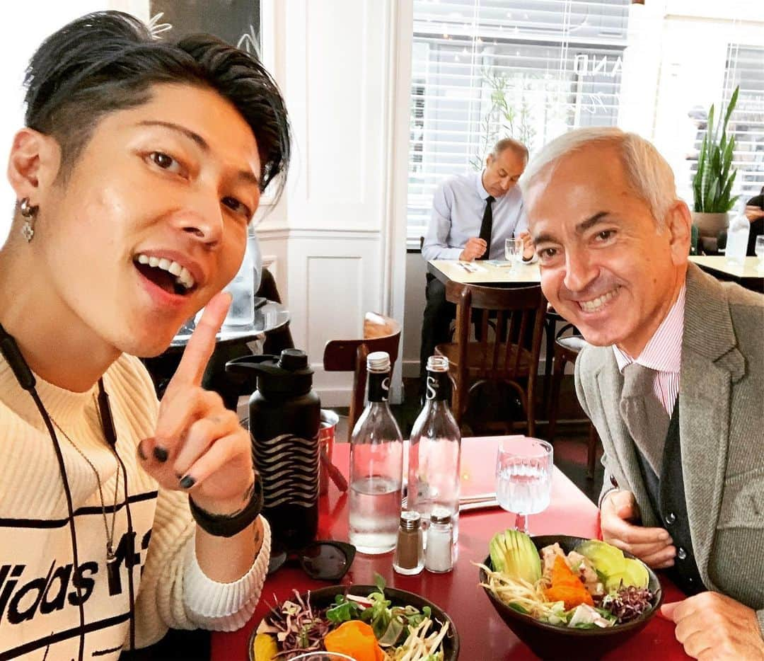 雅-MIYAVI-さんのインスタグラム写真 - (雅-MIYAVI-Instagram)「French Poki Bowl w/ my good friend Pascal ☝🏻☝🏻😋🍱 #NoSleepTillTokyo」10月10日 19時19分 - miyavi_ishihara