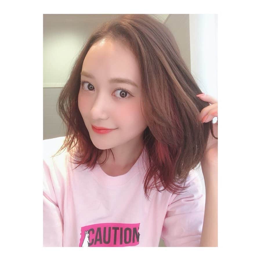 葉月ゆめさんのインスタグラム写真 - (葉月ゆめInstagram)「New Hair !!! はじめてのインナーカラー もちろん @yujiyamane がつくってくれました 👨🏼‍🔬✨ ピンクだよ〜 🍑🍑 ・ ・ 今まであまり髪色に大きな変化をつくってこなかったので とてもお気に入りです 🤤❤︎❤︎ 山根さん今回もありがとうございました最高です 🙏🏻 #newhair #newhaircolor #hairsalon #innercolor #loanaroppongi #fr2梅 #caution #ヘアカラー #インナーカラー #pink #インナーカラーピンク #ヘアサロン #美容院 #ロアナ六本木」10月10日 19時20分 - yume_hazuki