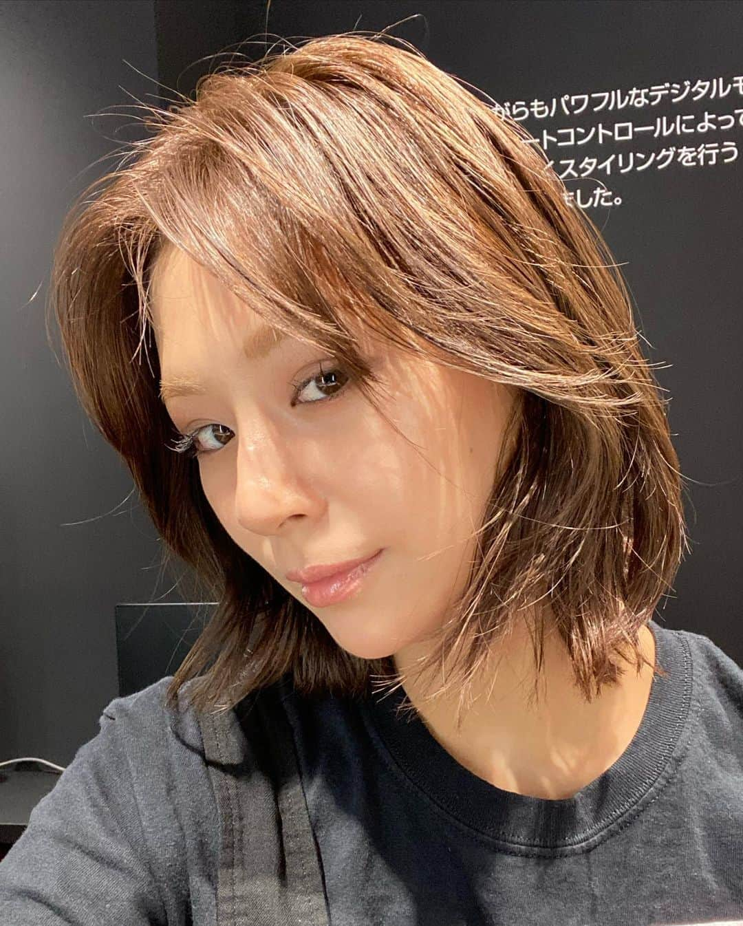 西内まりやさんのインスタグラム写真 - (西内まりやInstagram)「私が愛用してるDysonの常設店が伊勢丹新宿2Fにオープンしました！ブローサロン併設で、どなたでもヘアスタイリングして下さるサービス😏スタイリングだけだとなんと無料。シャンプー込みだと3000円でセットしてもらえます！このエアラップ気になってるけど実際試してみないと分からないという方。ぜひ行って欲しい。オススメスポットです。 私もやってもらっちゃった😂 さすが手つきが早すぎてものの5分くらいで完成しました！！！近く通ったらまた寄ろっと😏  #dysonhair #エアラップ #ドライヤー」10月10日 19時21分 - mariya_nishiuchi_official