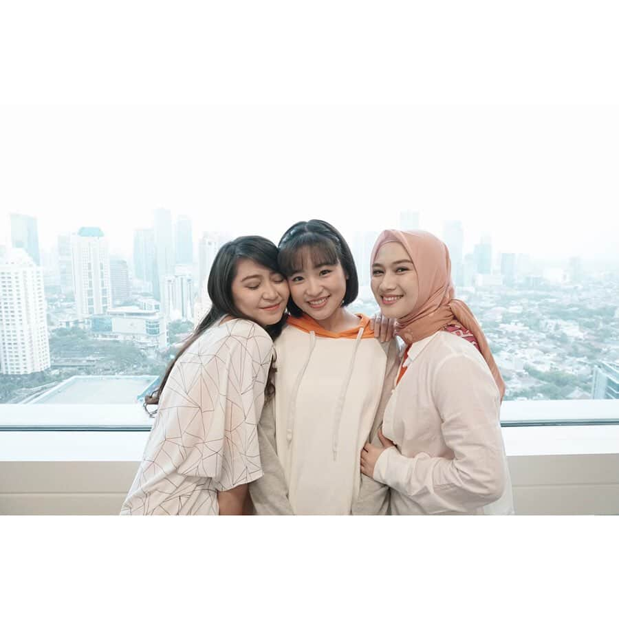 仲川遥香さんのインスタグラム写真 - (仲川遥香Instagram)「Let’s value the time with the Friend🥰❤️❤️❤️❤️ #indonesia #jakarta #japan #🇯🇵🇮🇩 #インドネシアタレント #インドネシアライフ #ジャカルタ在住 #ジャカルタ生活 #Friend #友達 #仲間 #melody #ve #harukanakagawa #仲川遥香」10月10日 19時23分 - haruuuu_chan