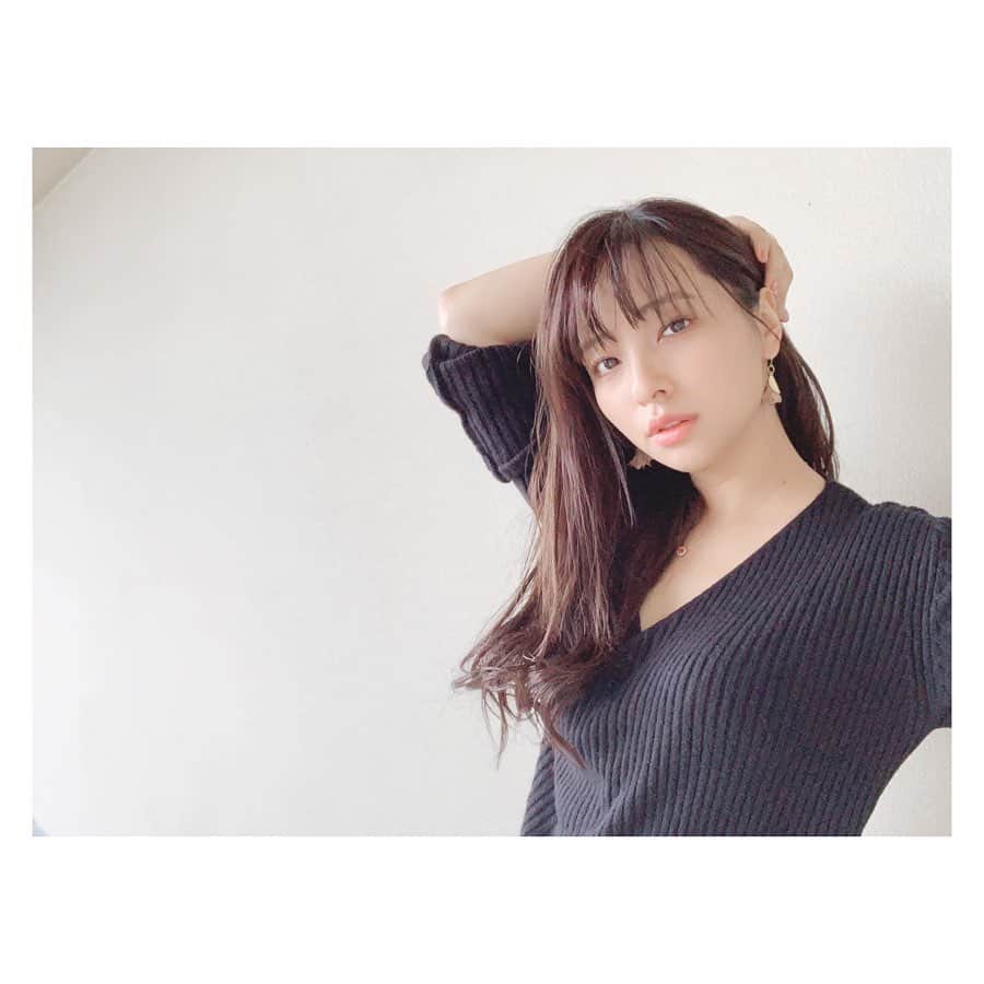 水崎綾女さんのインスタグラム写真 - (水崎綾女Instagram)「届いてた秋服たちを着れる気温になってきましたね。 ニット大好き。ピンクのトレンチコートも届いたから近々アップするね◡̈♥︎ * * * #fashion #ootd #ニット #knit #Tops #BLACK」10月10日 19時30分 - misakiayame