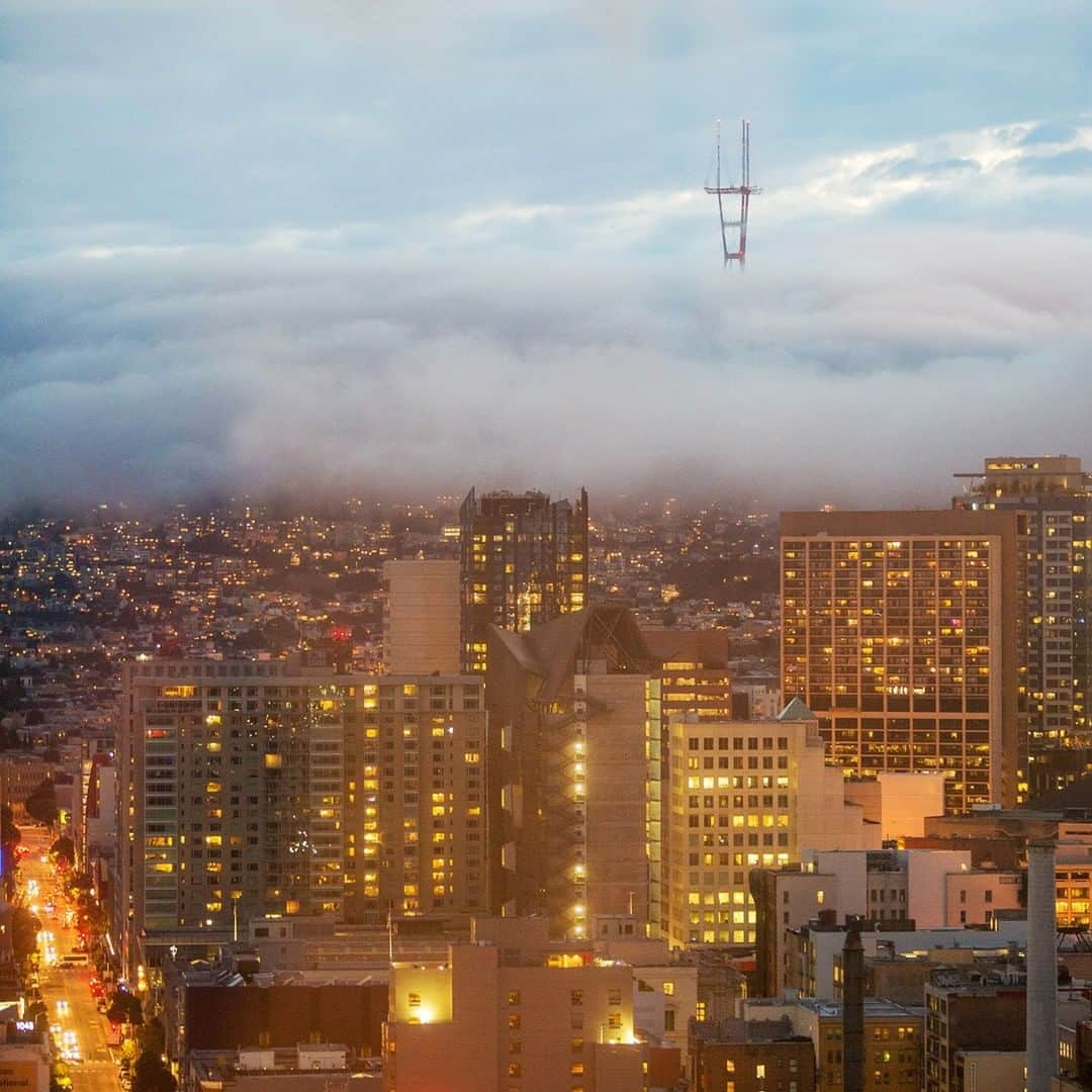 National Geographic Travelさんのインスタグラム写真 - (National Geographic TravelInstagram)「Photo by Kris Davidson @hellokrisdavidson | Fog rolls over San Francisco, as seen from the SOMA neighborhood. Many things have been said about San Francisco’s weather, perhaps most famously a quote allegedly (and very likely erroneously) attributed to Mark Twain: “The coldest winter I ever spent was a summer in San Francisco.” The city is known for her many shifting microclimates created by the hilly landscape, which is bounded by the cool Pacific Ocean waters and air on one side and warm Central Valley climes on the other. All of these factors give rise to San Francisco’s most mysterious resident, the fog, which residents have lovingly named Karl the Fog (and yes, he has an insta). If you’re visiting this beautiful city by the bay, pack your sweaters. But if you feel cold, remember this other saying: If you don’t like the weather, just walk a few blocks. #sanfrancisco #karlthefog #microclimate」10月11日 5時05分 - natgeotravel