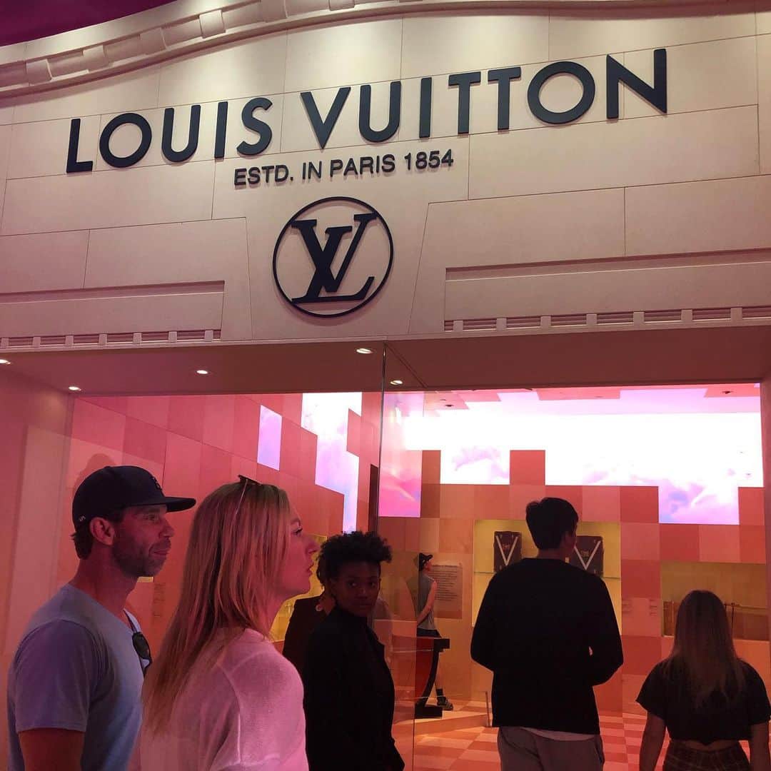 黒田愛美さんのインスタグラム写真 - (黒田愛美Instagram)「#Exhibition  of Louis Vuitton Beverly Hills ❣️😆✨✨ #louisvuitton #beverlyhills  #やっぱりルイビトンってすごいなーと思った #la #ルイビトン #美容アンチエイジング専門医  #黒田愛美」10月11日 5時14分 - kurodaaimi