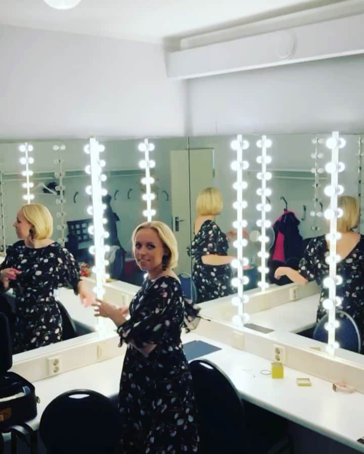 ティーネ・ティング・ヘルセットのインスタグラム：「💃🏼 Just hanging back stage 💃🏼#tour @detnorskekammerorkester @narvikkulturhus @bytimo #backstage #toomanymirrors #dressingroomboomerang」