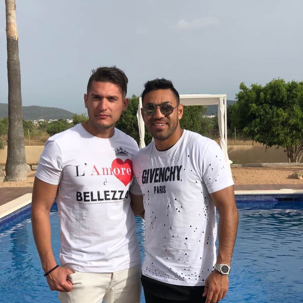 マルコ・ファビアンのインスタグラム：「Hermano de mil batallas!  Feliz cumpleaños @cortesaldo88  sin duda alguna uno de los mejores regalos de Dios son las verdaderas amistades, aquellas que escuchan todas las locuras qué hay en nuestra cabeza, y no nos juzga ni nos acusan, también nos dan ánimo en medio de la tempestad, el amigo siempre va a estar ahí en las buenas y en las malas, y aunque nos alejemos por diferentes circunstancias de la vida, el amigo siempre será amigo!! Quiero darte las gracias, por todo, tu compañía, tu apoyo, tu comprensión, y presencia. Sobre todo por brindarme la oportunidad de tener a mi lado alguien en quien confiar, con quien trabajar, con quien reír, con quien soñar. Sobran las palabras, tú sabes el libro que llevamos escrito (la mitad) que aún nos queda mucha historia por escribir, siempre juntos te quiero mucho!! Te dejo solo un poquito de recuerdos que tenemos juntos porque no hay espacio para subir 10000 fotos y videos hahaha! 🇲🇽🇮🇹🇪🇸🇺🇸🇱🇺🏴󠁧󠁢󠁥󠁮󠁧󠁿🇷🇺🇨🇳🇩🇪 🇫🇷 around the world 💫」