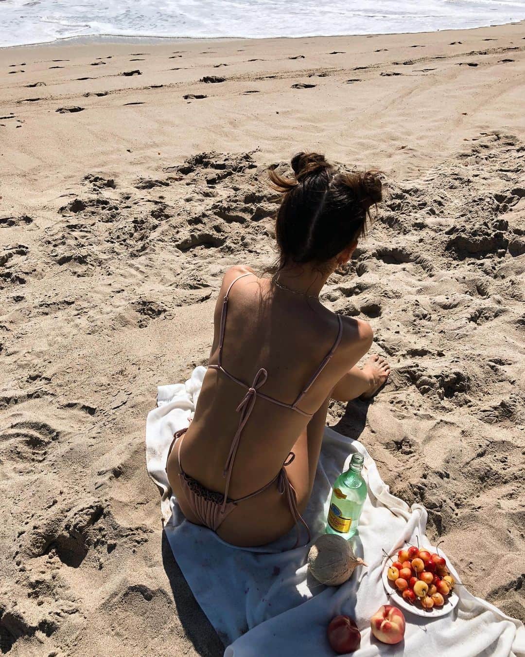 ルミ・ニーリーのインスタグラム：「🍒🥥🐰🦋」