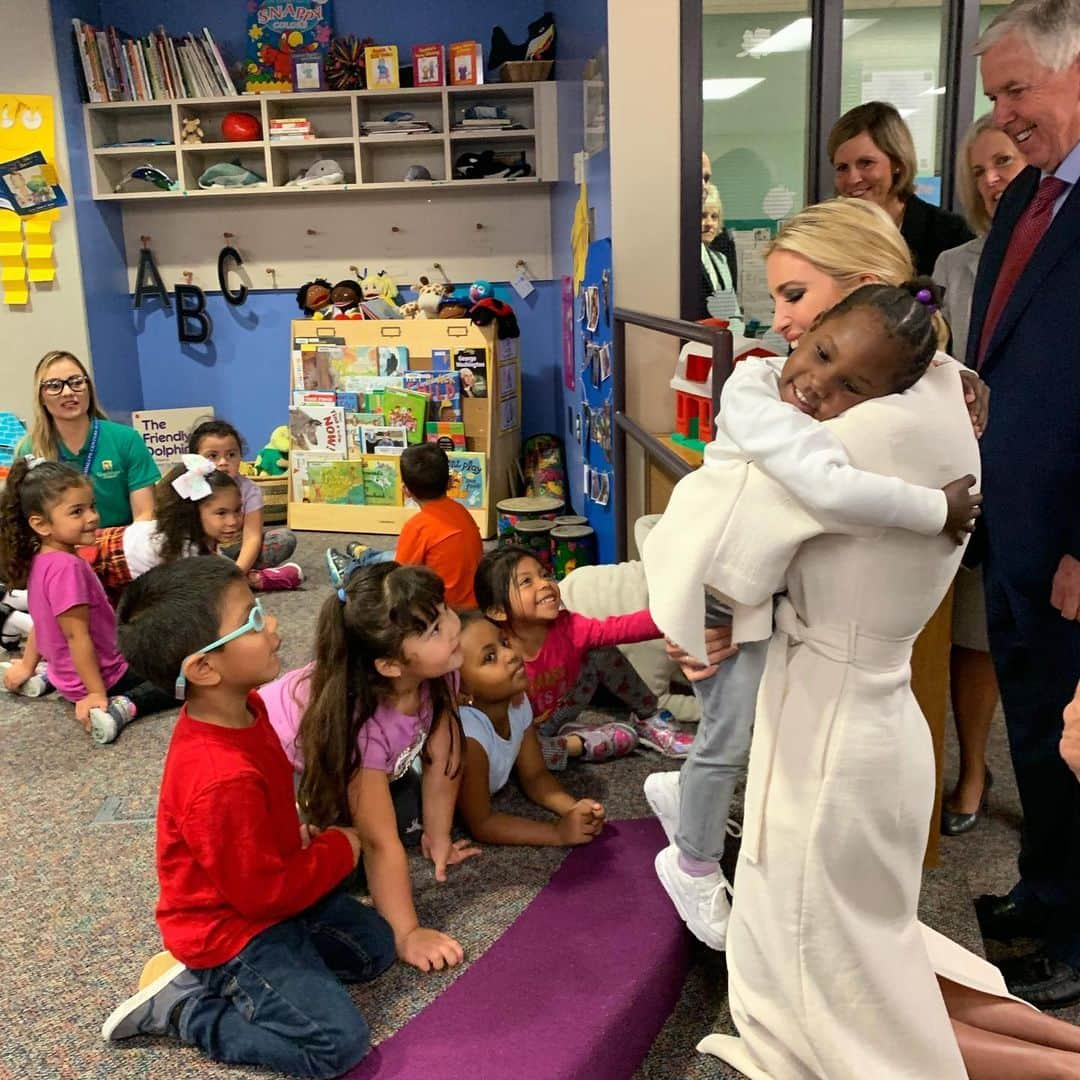 イヴァンカ・トランプさんのインスタグラム写真 - (イヴァンカ・トランプInstagram)「Kansas City certainly gave Sec. Azar, Sen. Blunt, Gov. Parson and me a warm welcome! Hearing from parents, administrators (and kids!) alike about the challenges faced in the child care space was enlightening and this great feedback will inform our work back in DC.」10月11日 5時37分 - ivankatrump