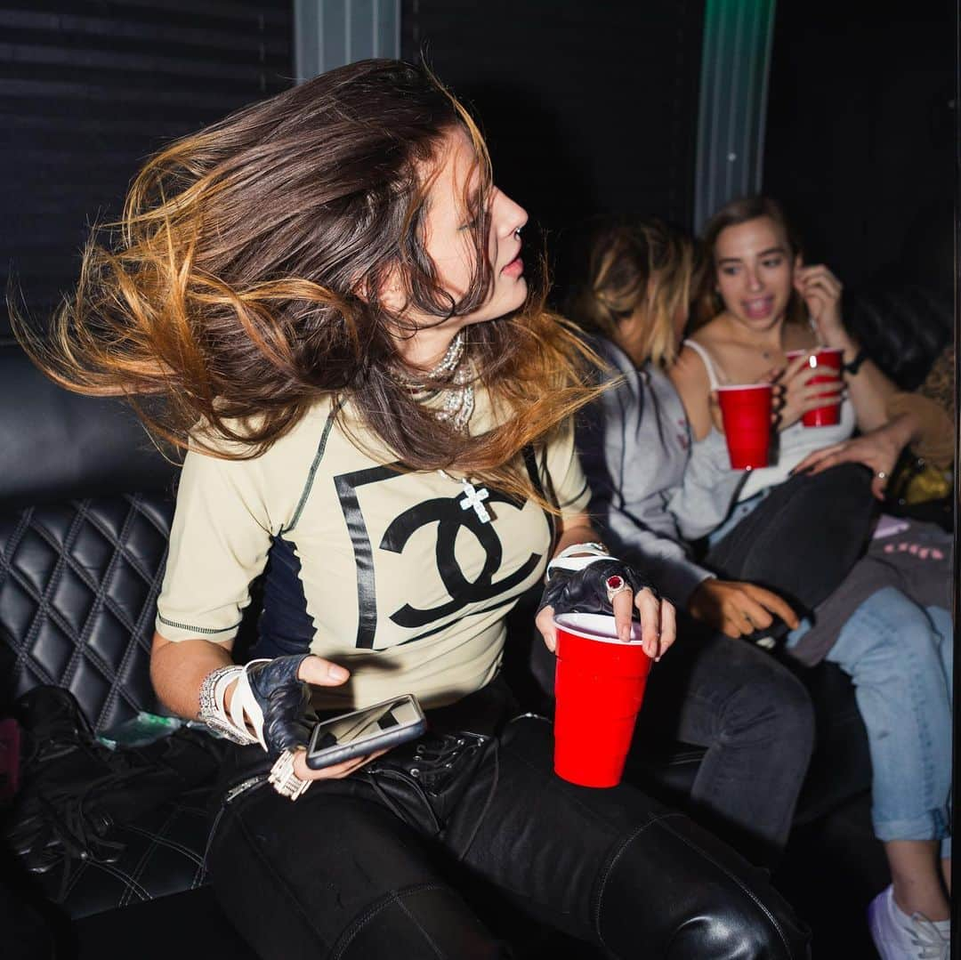 ベラ・ゾーンさんのインスタグラム写真 - (ベラ・ゾーンInstagram)「Chanel rash guard +drinks + best friends + party bus + six flags =😍」10月11日 5時48分 - bellathorne