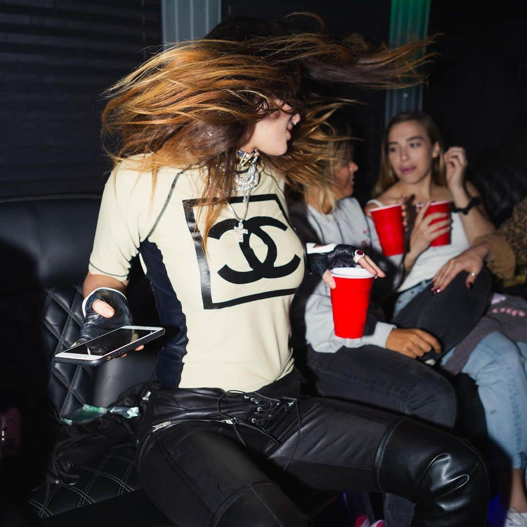 ベラ・ゾーンさんのインスタグラム写真 - (ベラ・ゾーンInstagram)「Chanel rash guard +drinks + best friends + party bus + six flags =😍」10月11日 5時48分 - bellathorne