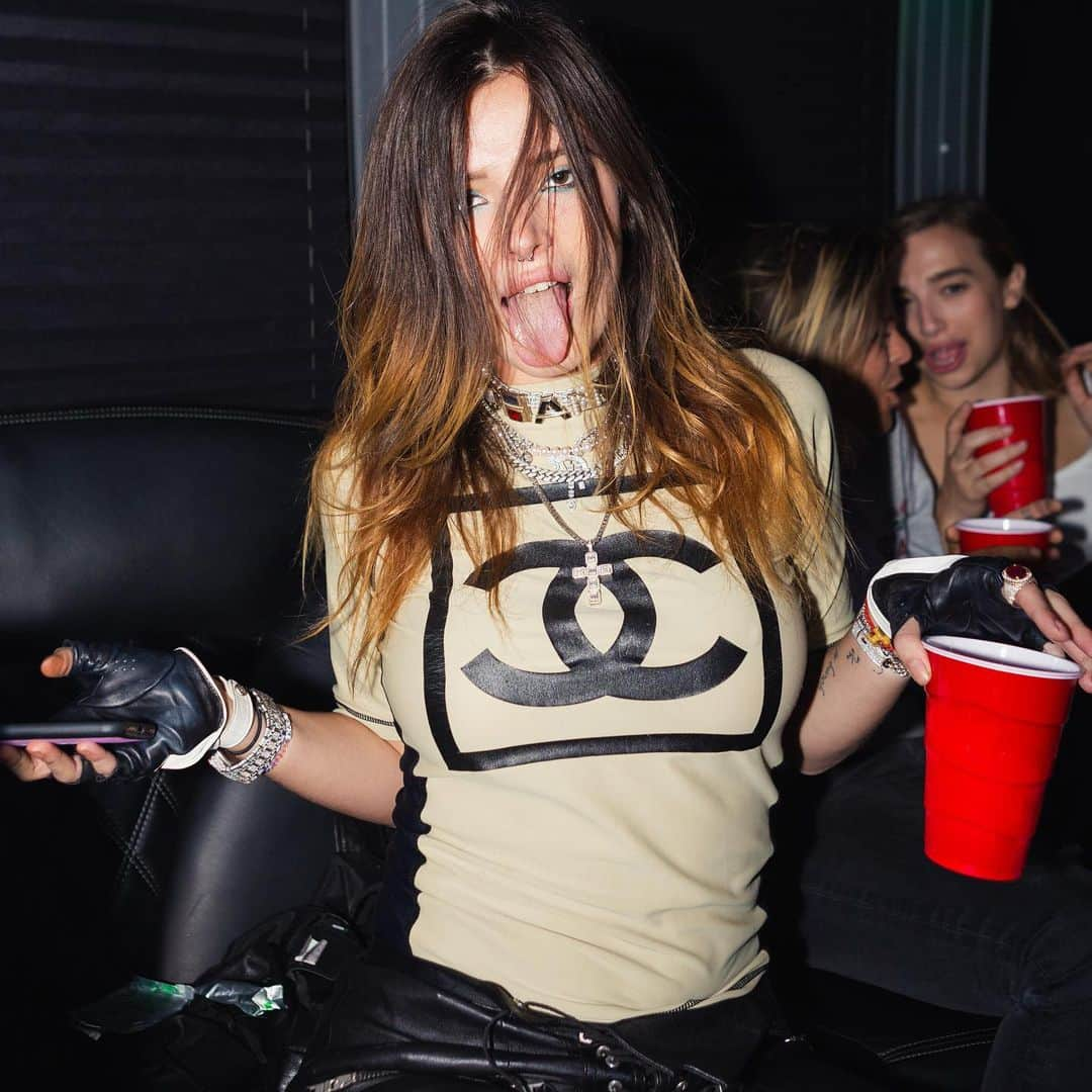 ベラ・ゾーンさんのインスタグラム写真 - (ベラ・ゾーンInstagram)「Chanel rash guard +drinks + best friends + party bus + six flags =😍」10月11日 5時48分 - bellathorne