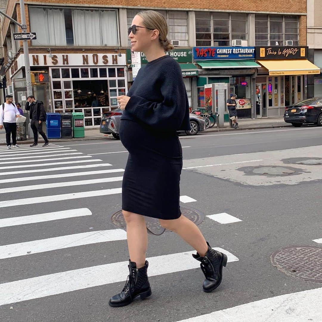 Helena Glazer Hodneさんのインスタグラム写真 - (Helena Glazer HodneInstagram)「Was feeling particularly colorful today🖤 #bkblondebump #36weeks #chanelcombatboots | 📷 @scoutthecity」10月11日 6時09分 - brooklynblonde1