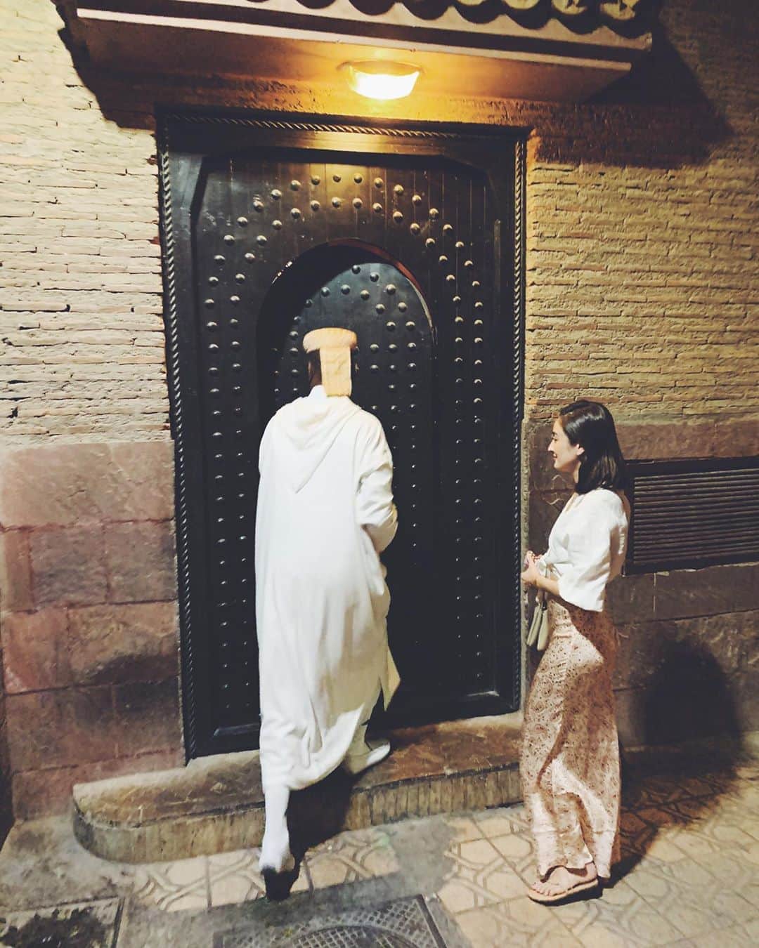 オードリー亜谷香のインスタグラム：「To enter or not enter that is the question 🗝」