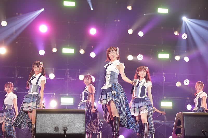 のインスタグラム：「10月10日(木) ●中京テレビ 25:09〜 【AICHI GIRL'S EXPO 2019】 先日のAICHI SKY EXPOでのフェスでの模様が放送されます！ 地元のアイドルグループ大集合でライブしたり、トークしたり、楽しかったな☺️ TEAM SHACHIちゃんとも再会できて嬉しかった❤️💚💙💜 いつもラジオでご一緒させてもらってるクロちゃんともラジオ以外で会えるのも新鮮でした✨ #aichigirlsexpo #aichiskyexpo  #ライブ写真 #恋を語る詩人になれなくて #なんとセンター #ここも放送されるかな？ . . . ------ . . . 本日の #可愛くなる方法 ショートヘアにしてますます顔のむくみとか、太らないようにとか、自己管理に気を使っているのですが この写真は小顔矯正の甲斐あってか、顔が小さく見えてお気に入り😊 美容院とかの髪のメンテナンスと同じで月一とかで通うと顔の大きさが定着しやすくなるよーって教えてもらってから、ちゃんとコツコツ通わせてもらってます😊 #可愛くなる方法 #小顔矯正 #効果出てますか @tera0816 #いつもありがとうございます #体調の相談もたくさん乗ってくれます」