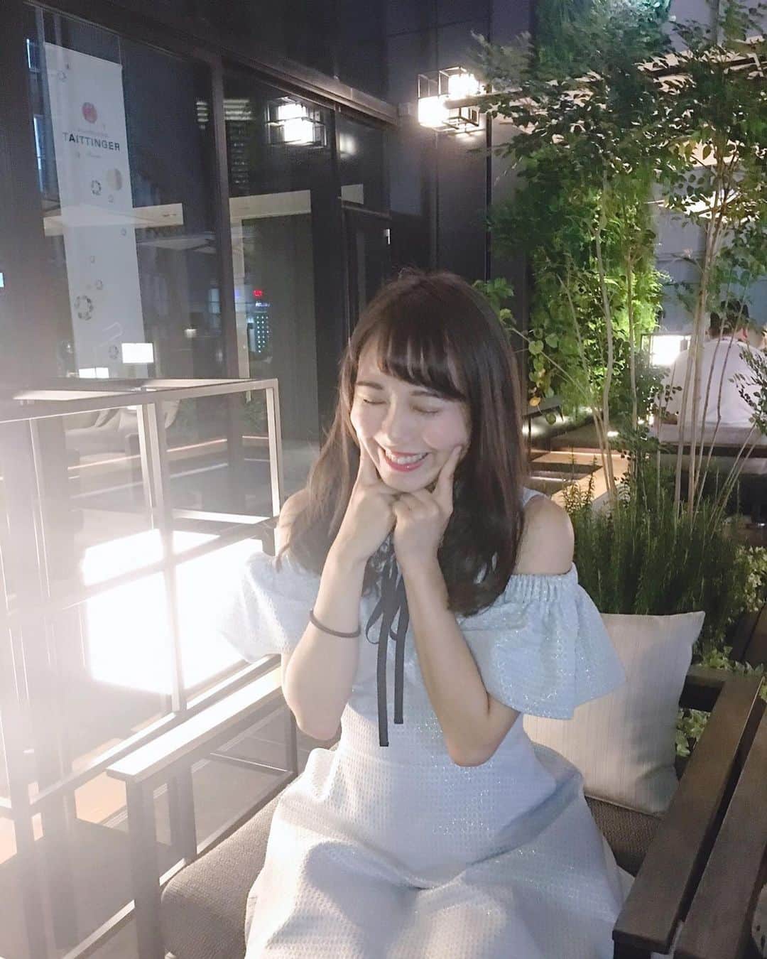 のインスタグラム：「2枚目のこっち見んな感 (同じ服が続いてるのは外に出てないからだよ😇😇😇) ・ ・ ・ #銀座　#tedbaker  #サロモ　#読モ　#被写体　#読者モデル  #ワンピース　#ginza #大学生　#女子大生　#巻き髪 #ビジョグラム」