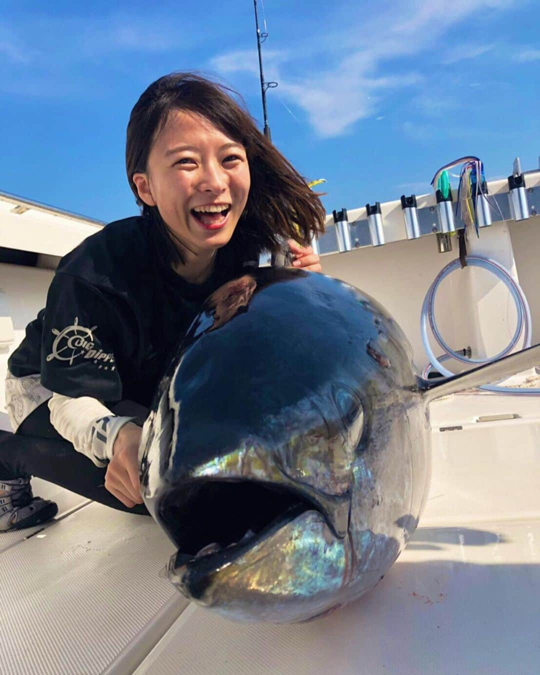 高本采実さんのインスタグラム写真 - (高本采実Instagram)「🐟 「今日は何の日？」 正解の方も多数いらっしゃいました☺️ さすがです🎉✨✨ . 今日10月10日は 「マグロの日」‼ そして「釣りの日」️「缶詰の日」 なんです☺️✨ （他にも○○の日はありますが釣り関連に厳選🌟) . 日本鰹鮪協同組合連合会が 昭和61年（1986年）に 万葉集でマグロ釣りの光景 について詠われた歌にちなみ、 マグロ消費拡大を願って 「マグロの日」 . 全日本釣り団体協議会と日本釣振興会が 昭和52年（1977年）に とと(魚)の語呂合わせから 「釣りの日」 . 日本缶詰協会が 明治10年（1877年）に 北海道 石狩官営缶詰工場で 日本最初の商業生産による缶詰が 作られたことにちなみ 「缶詰の日」 . . 歴史を辿ると面白いことがわかりまして🥰✨ 万葉集に詠われた726年当時の釣法と 現代私達がしている釣りとの比較を また詳しくブログ記事で紹介しようと思います(⁎˃ᴗ˂⁎)🎣💕 . ブログは現在開設準備中ですので （パソコンと日々格闘中😂） 開設したらまたご報告させて頂きますね〜🥳✨ . . . . . #1010 #10月10日 #マグロの日 #釣りの日 #缶詰の日 #ありがとうマグロ 😍🐟 #キハダマグロ #yellowfintuna #マグロ #tuna #ツーショット #マグロとツーショット #オフショア #船釣り #boatfishing #ルアーフィッシング  #ルアー #釣果 #釣り #釣り好き #海 #海釣り #🎣 #釣魚 #钓鱼 #釣りガール #fishinggirl #高本采実 #あやみん #ayamistagram」10月10日 21時32分 - ayami__summer