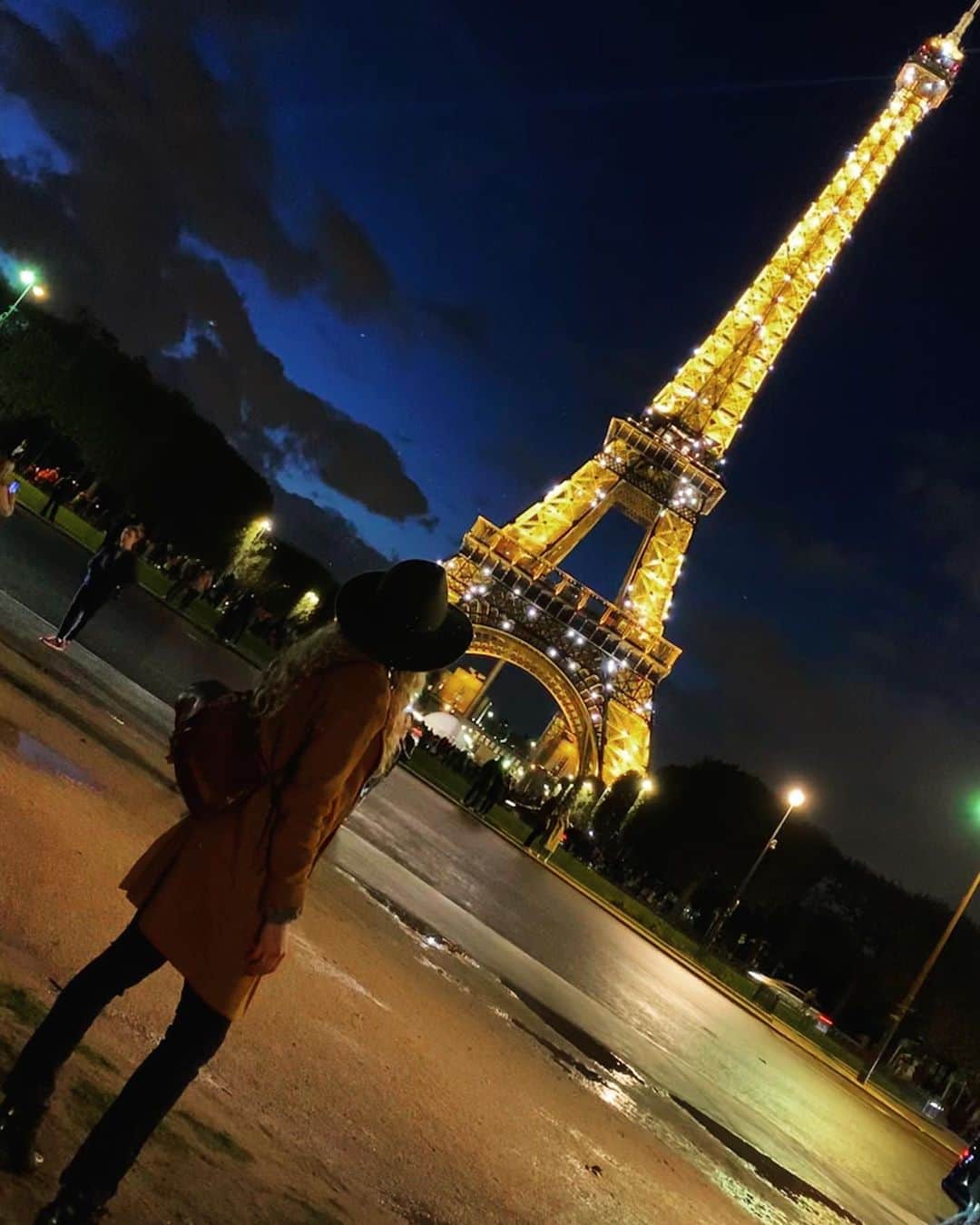 マッケンジー・モージーさんのインスタグラム写真 - (マッケンジー・モージーInstagram)「ma veilleuse préférée 💡✨ #paris #nightlight #stop1」10月10日 21時35分 - mackenziemauzy