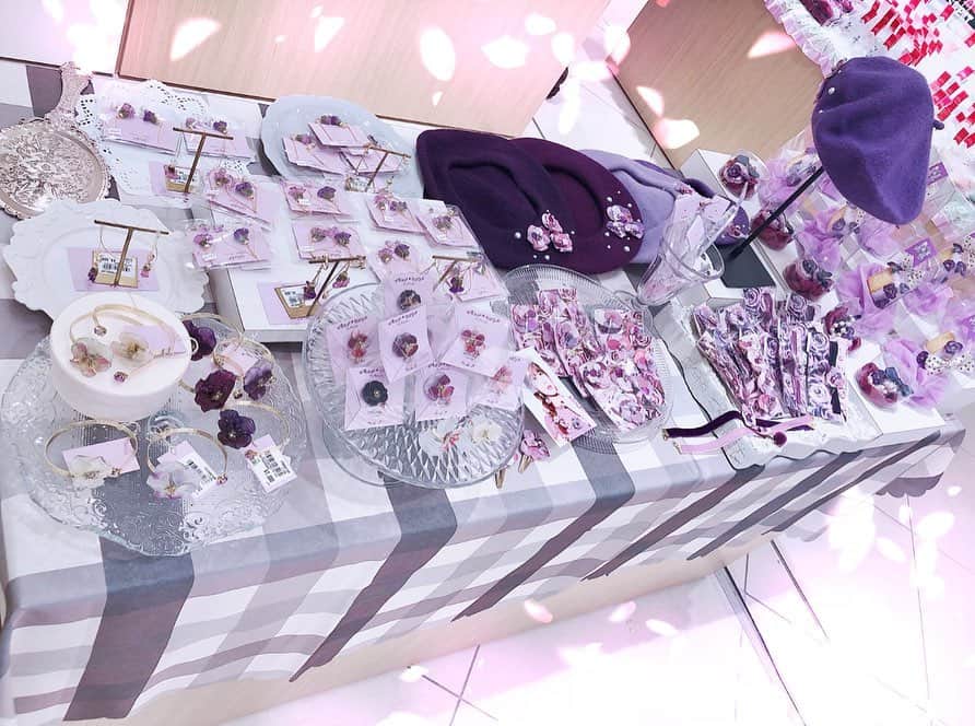 北川愛乃さんのインスタグラム写真 - (北川愛乃Instagram)「こんばんわぁ💫 今日、 #佐藤すみれ さんの ポップアップイベント 「Violet Sugar Cream」さんに 行ってきましたぁー(*´꒳`*)💗 本当に可愛い商品ばかりで 全品欲しくなっちゃいました〜😆✨ 私が購入した商品は 💜すみれ型のヘアピンとヘアゴム 💜キャンディ型のネックレス 💜ハート型のイヤリング ですっ*ଘ(੭*ˊᵕˋ)੭* ੈ✩‧₊˚✨ 付けるのが 本当に楽しみだなぁ〜🎀 握手会の時に 付けさせて頂きますね✨  #violetsugarcream  #三越百貨店 さん」10月10日 21時47分 - kitagawayoshino