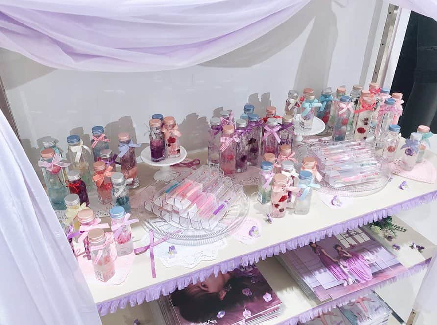 北川愛乃さんのインスタグラム写真 - (北川愛乃Instagram)「こんばんわぁ💫 今日、 #佐藤すみれ さんの ポップアップイベント 「Violet Sugar Cream」さんに 行ってきましたぁー(*´꒳`*)💗 本当に可愛い商品ばかりで 全品欲しくなっちゃいました〜😆✨ 私が購入した商品は 💜すみれ型のヘアピンとヘアゴム 💜キャンディ型のネックレス 💜ハート型のイヤリング ですっ*ଘ(੭*ˊᵕˋ)੭* ੈ✩‧₊˚✨ 付けるのが 本当に楽しみだなぁ〜🎀 握手会の時に 付けさせて頂きますね✨  #violetsugarcream  #三越百貨店 さん」10月10日 21時47分 - kitagawayoshino