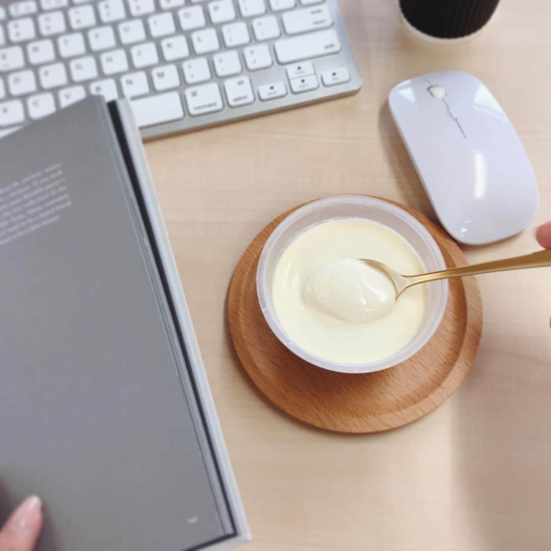 トーラク株式会社のインスタグラム：「. ガイドブックを見ながら旅行計画✈️。 . . ◉生プリン 145円（税別） 北海道産純生クリームとバニラの香りがとろけあうプリンです。 .  #トーラク #TORAKU #神戸プリン #プリン #プリン好き #プリンマニア #コンビニスイーツ #コンビニ #スイーツ #スイーツ好き #PUDDING #PUDDINGPARTY #SWEETS⠀#おやつタイム #旅行計画中 #生プリン #北海道産純生クリーム #生クリーム #旅行計画 #プリン好きな人と繋がりたい」
